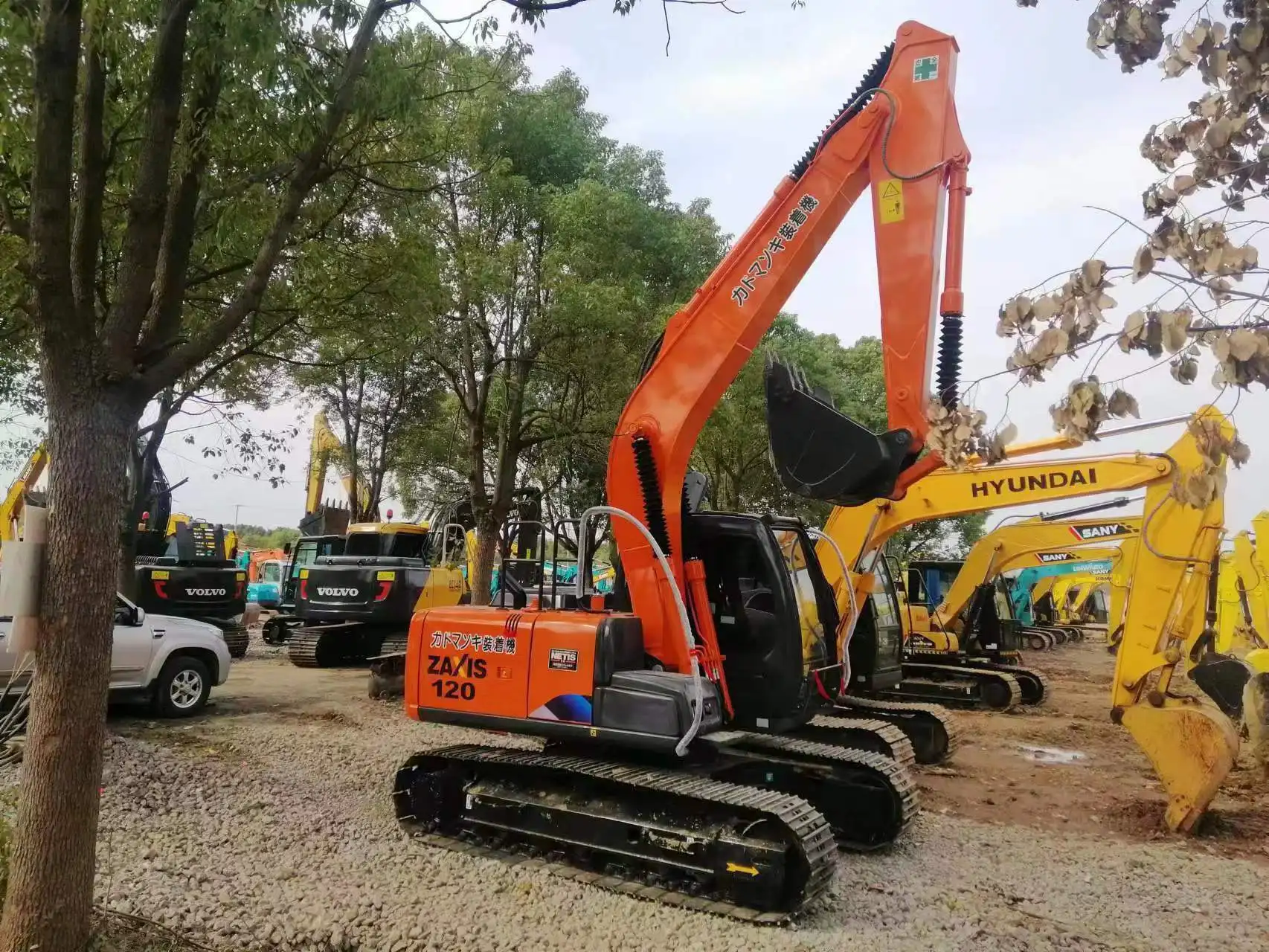 Подержочный гидравлический экскаватор hitachi zx120-6 обладает сильной мощностью и хорошим эффектом использования