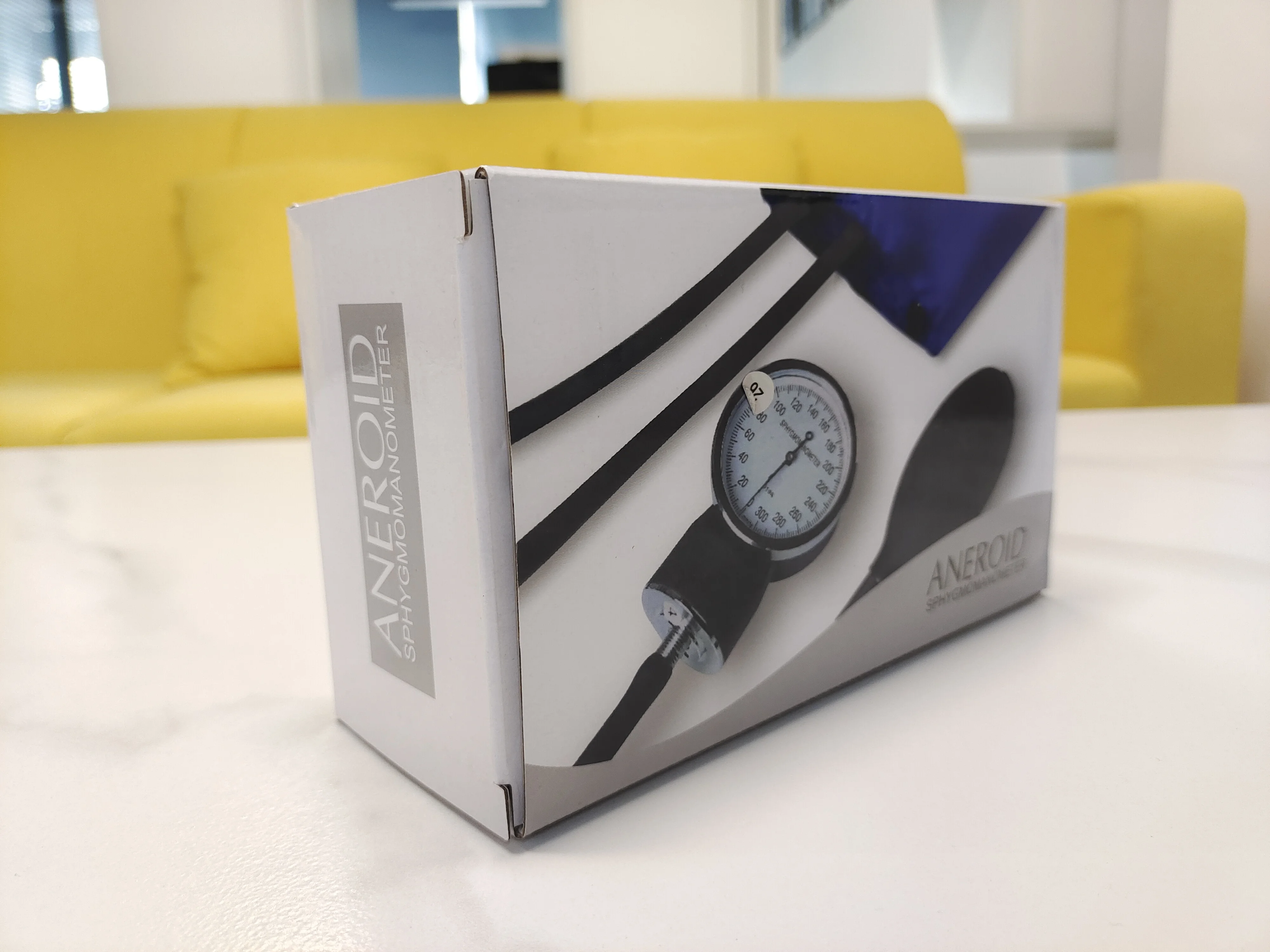 Medical aneroid sphygmomanometer with stethoscope