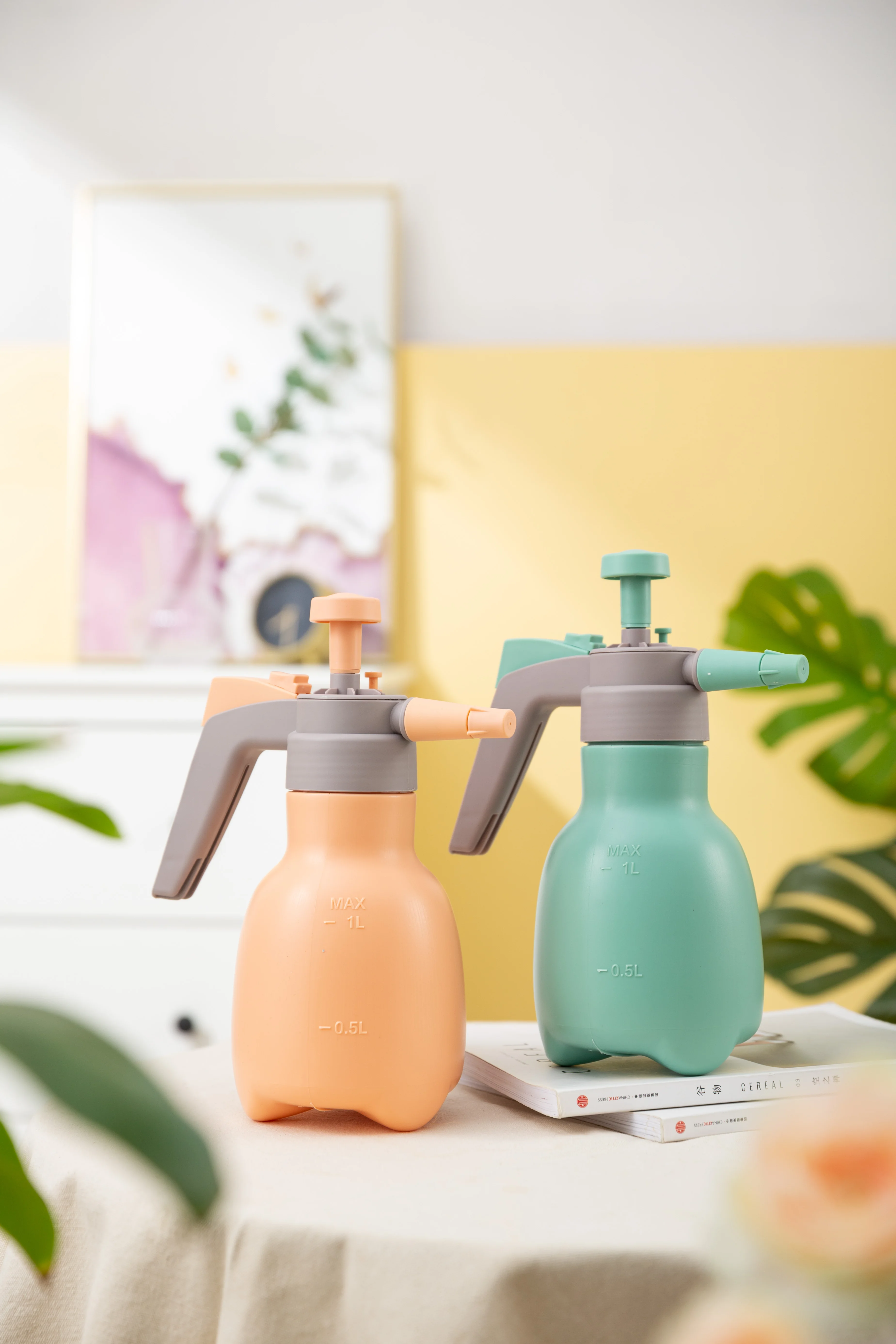 Sprayers in lawn and garden spray bottle for plants 1L High-Pressure Handheld Water Sprayer Bottle Visible Water Line