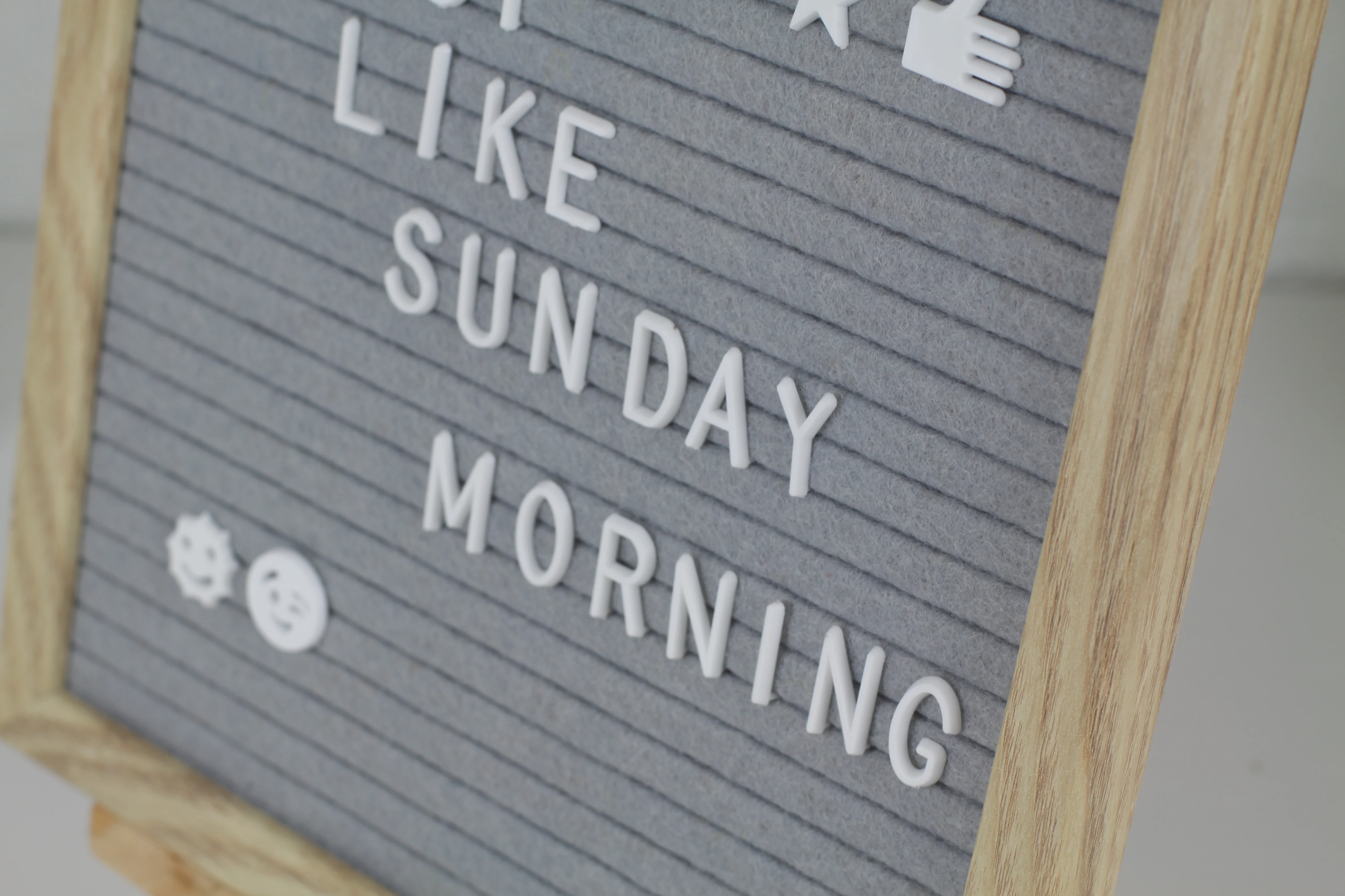 Jinn Home 10x10 Inches Art-Themed Wooden Felt Letter Board with Easel Changeable Family Message Board for Decorative Use