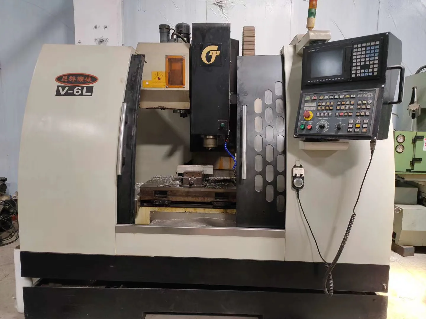 Используется в китайском стиле Тайвань станок с ЧПУ высокой точности CNC нарезание резьбы и фрезерный цифровым управлением V-6L