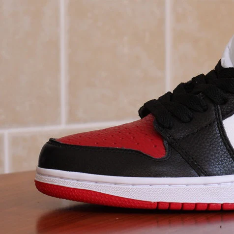 The production plant produces sample shoes, production design, cartoon beautiful and comfortable high-top net red sneakers