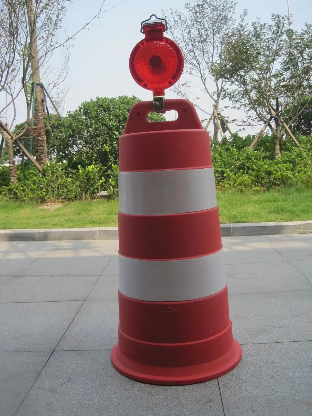 Dingwang Wholesale Portable Plastic Traffic Safety Drum Stripes Construction Road Barrel Crash Bucket Rubber Traffic Barriers