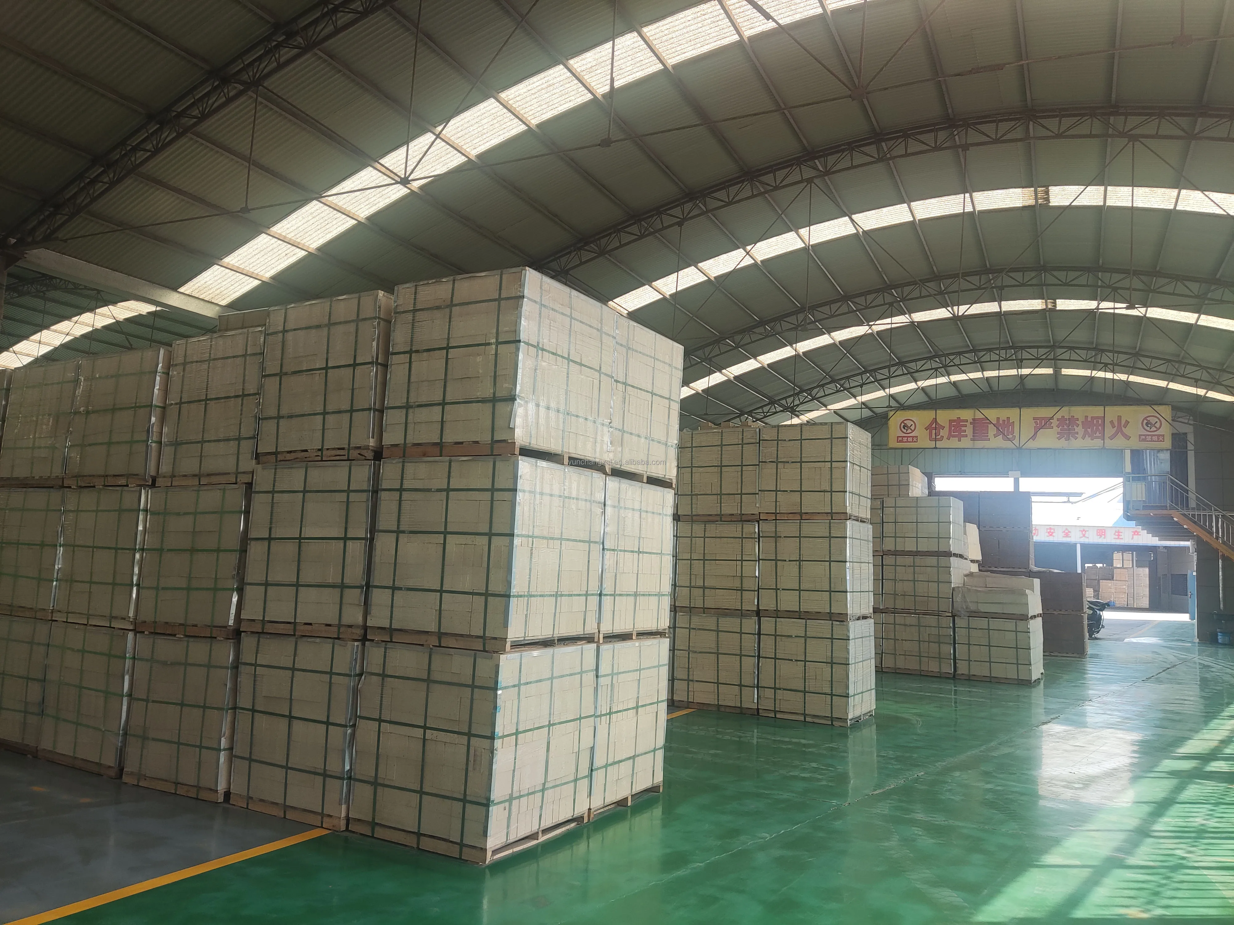 The best-selling high alumina refractory bricks are used in blast furnaces, electric furnaces, and hot blast furnaces