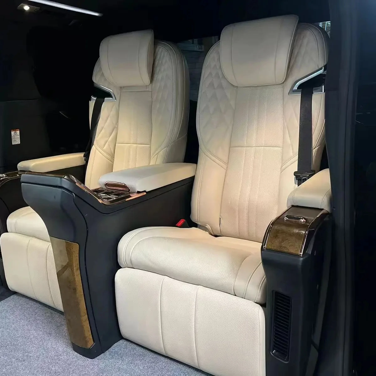 Holistic Automotive Modification One-Stop Business Vehicle Modification pilot seat forTOYOTA alphard changed to LM300 four-seat