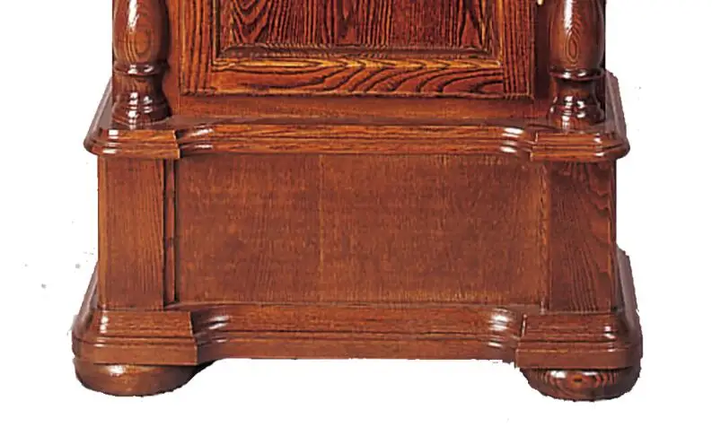 Деревянные часы с дедушкиным полом выбирают виниры из лиственных пород дерева, что обеспечивает долговечность и долговечность. Золотой финиш дуба