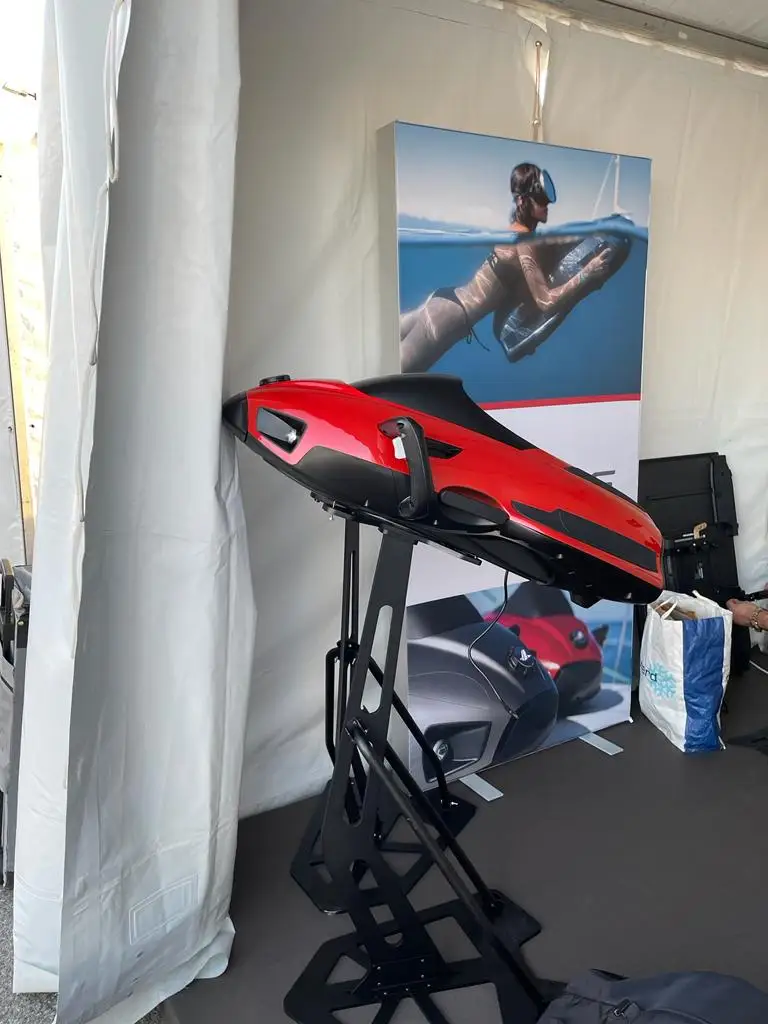 Altivs Apx 40m Deep Underwater Scooter Lightweight 23kg Thrust 370N 100 Minute Playtime