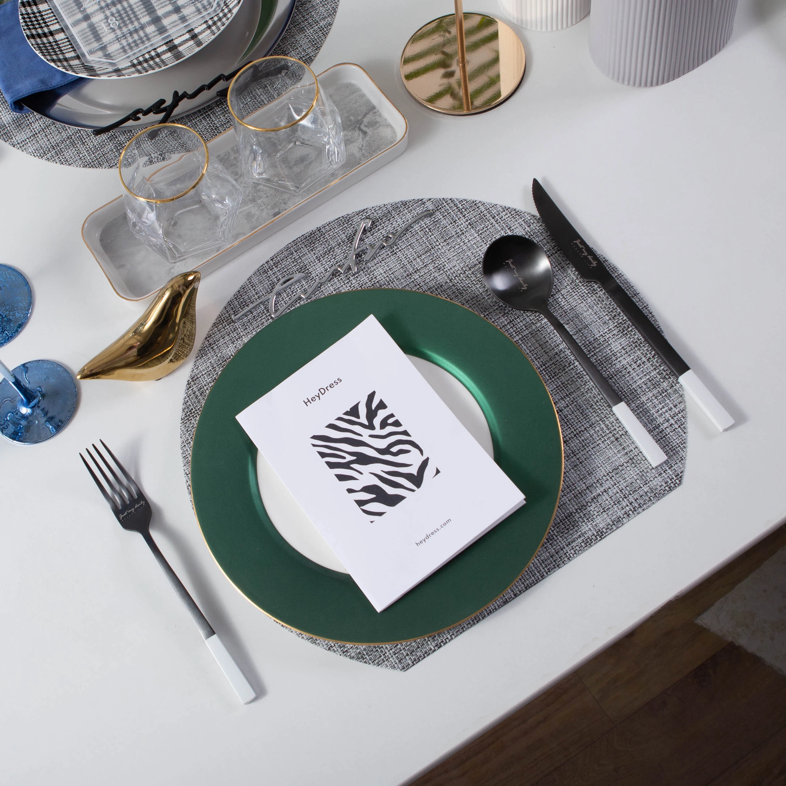 Причудливая посуда, Золотое зарядное устройство, фарфоровые обеденные тарелки для отеля