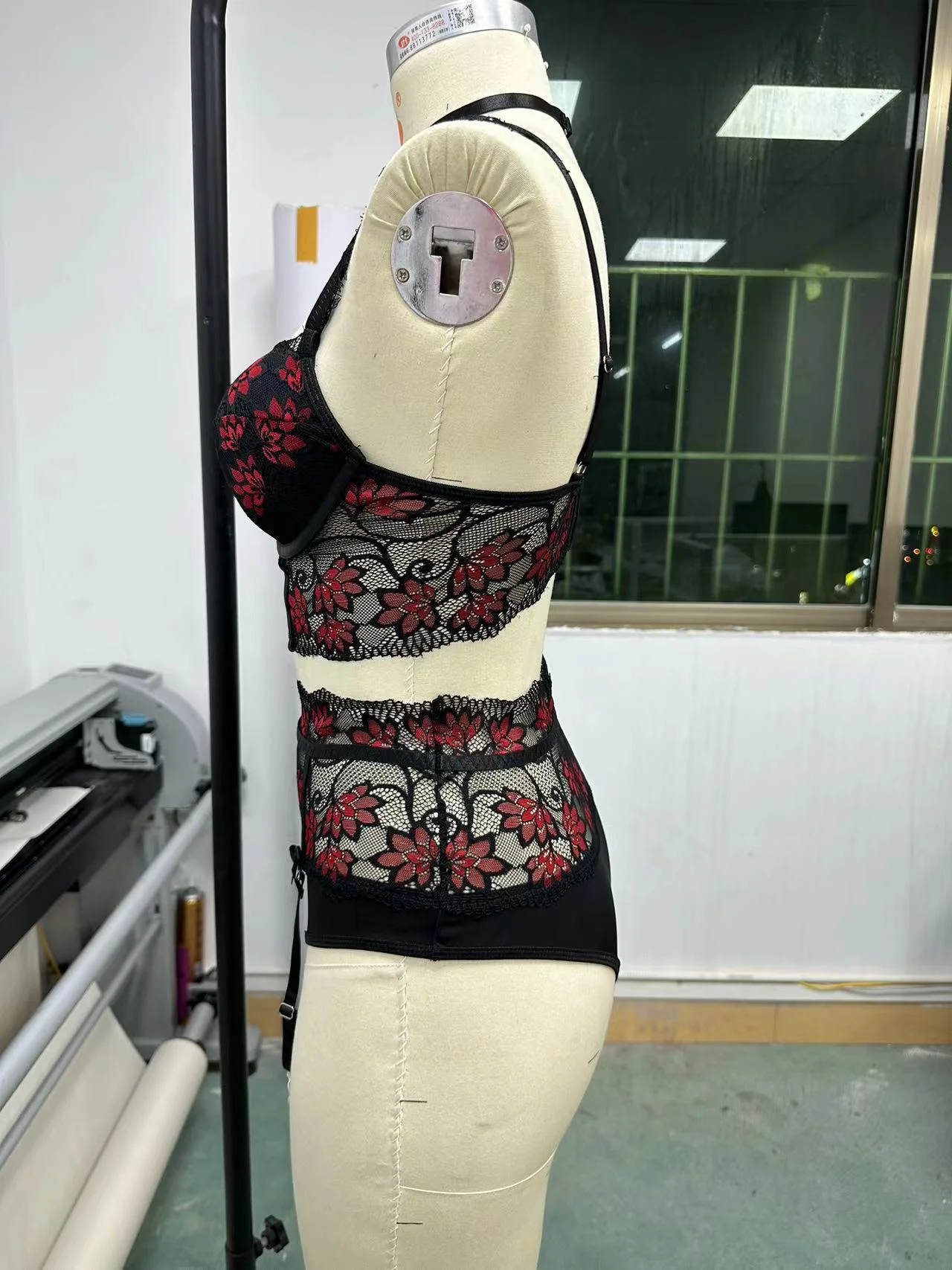 2024 New Design Underwear Women Black And Red Hollow Out Sexy Mature Open Hot Sex Girl Bikini Set Lingerie For Women