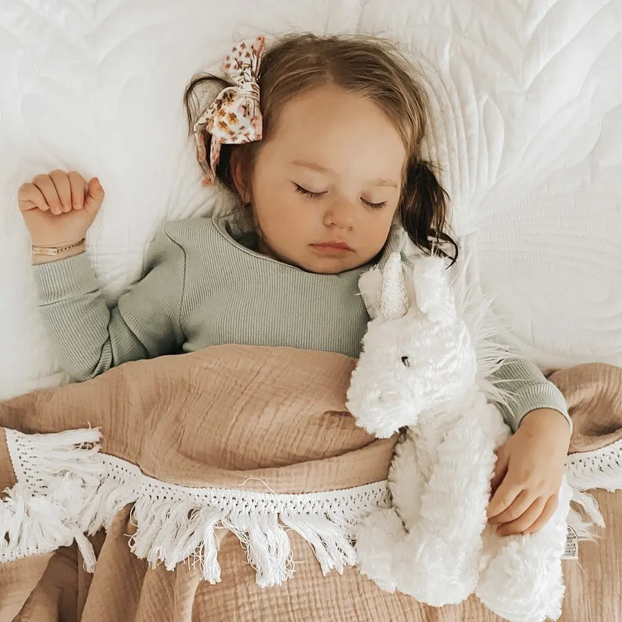 Top hot OEM 100% cotton large muslin new born baby blanket swaddle quilt with fringe