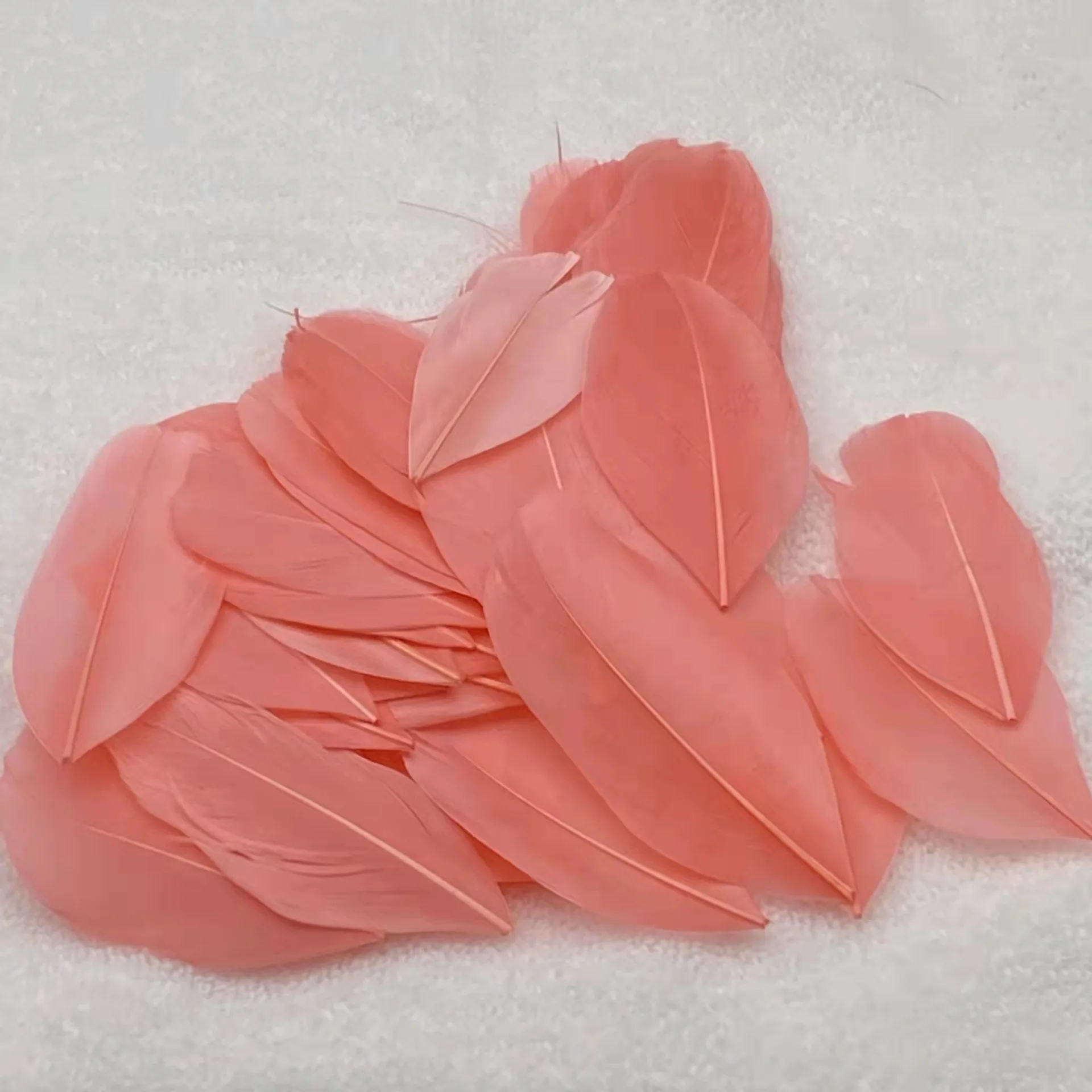 Factory Price Dyed Colored 4-8cm Goose Feather Tops for wholesale Hats Garment Accessory Decoration