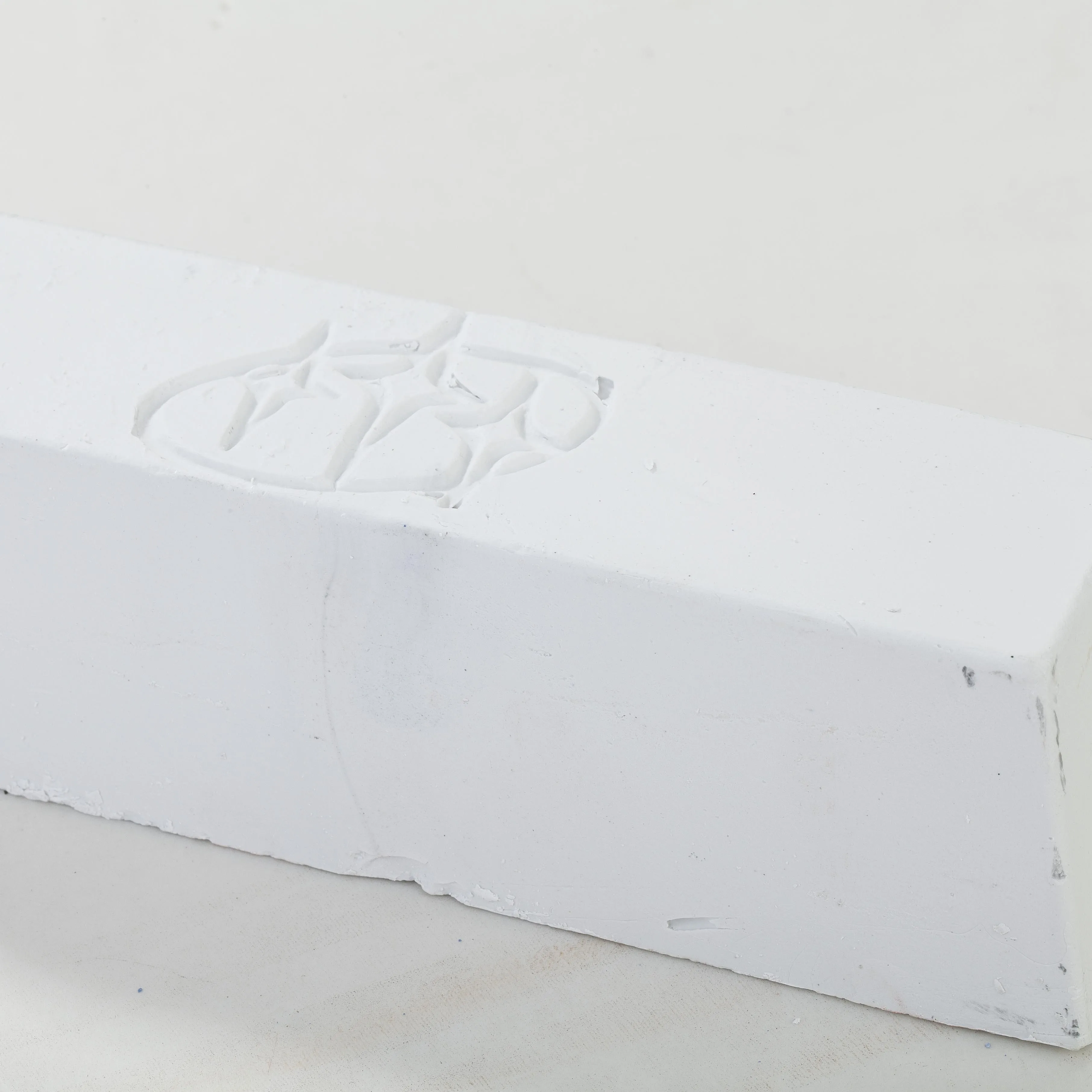 White  polishing compound for marble