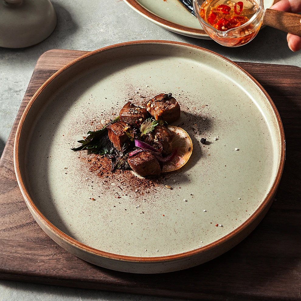 Nature Cream Glaze Ceramic Plato Raised Rim Flat Chef Dish Sets Serving Platter Fine Dining Restaurant Porcelain Dinner Plate