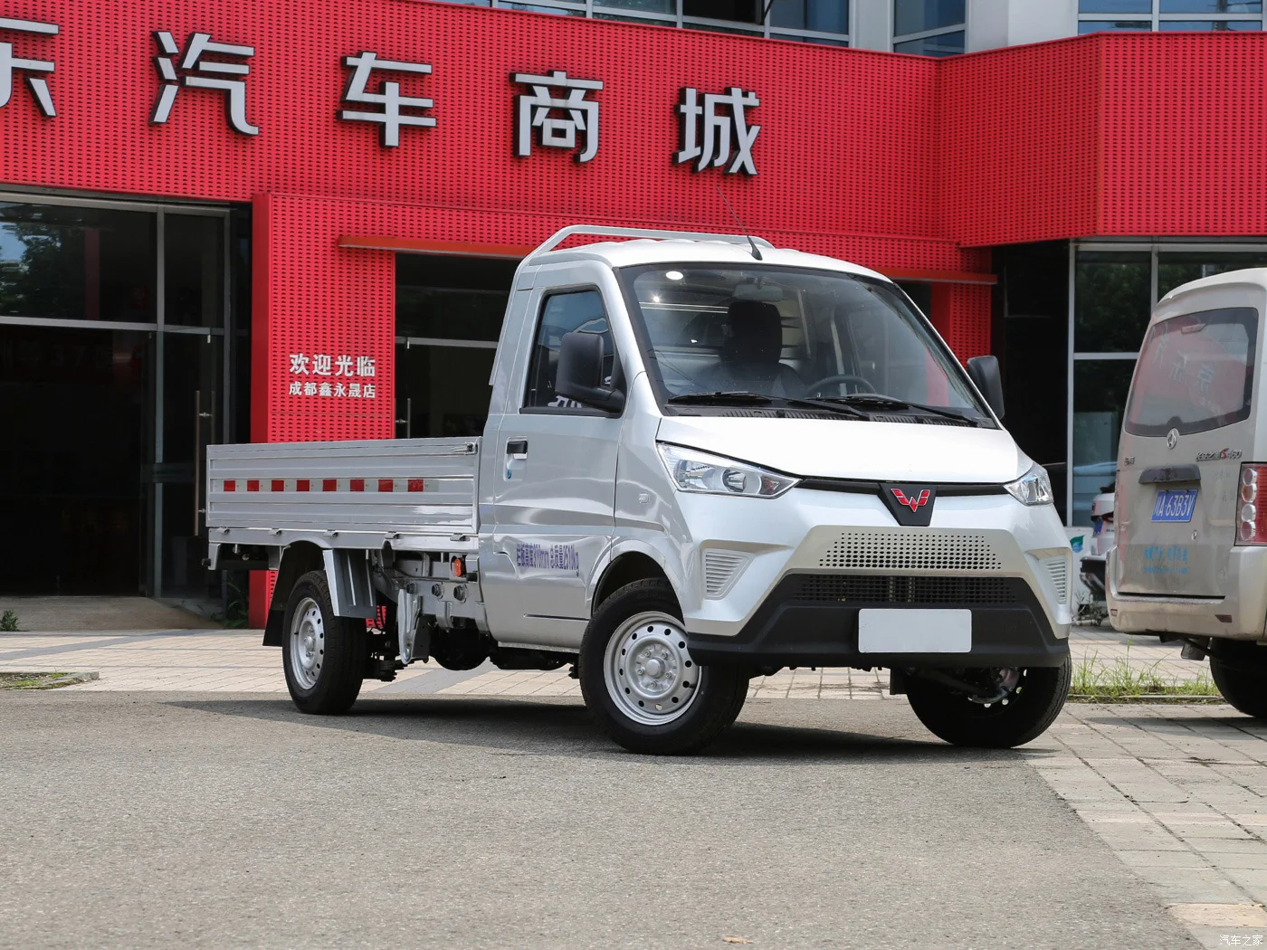 Chinese Wuling 4X2 LHD 2.5T LFP Battery 41.86kWh Endurance 300km Chinese Ev Truck Electric Mini Truck