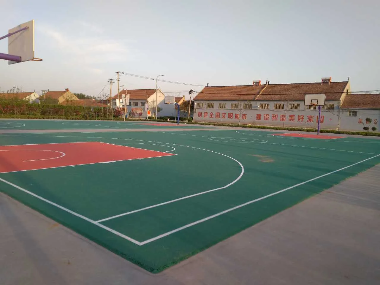 Интеллектуальный полипропиленовый соединенный переносной материал для спортивной площадки, пластиковая плитка, Временный баскетбольный пол для улицы