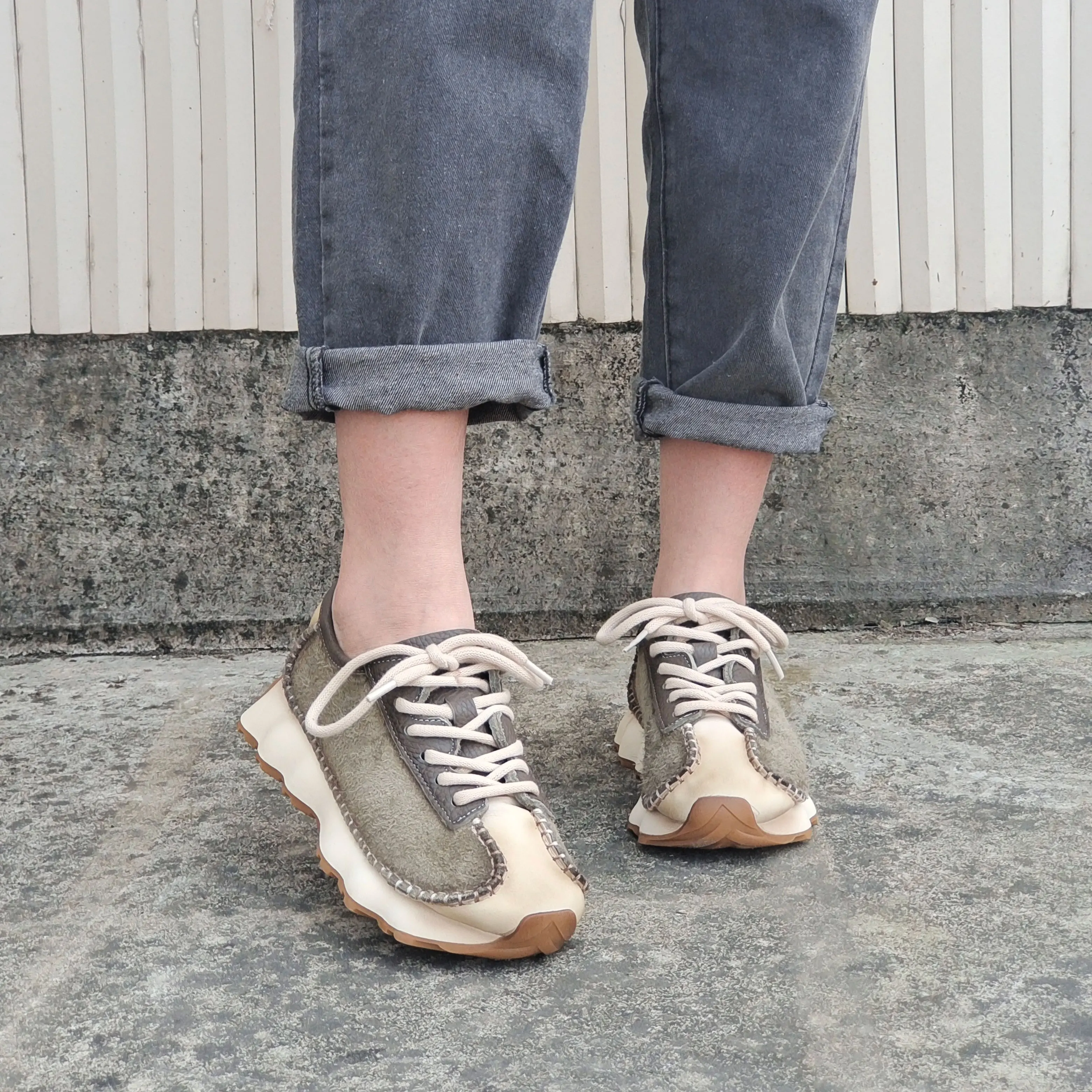 OEM ODM Genuine leather sneakers manufacturer Running Walking Style Shoes Lace Up Casual  Shoes For Women And Ladies