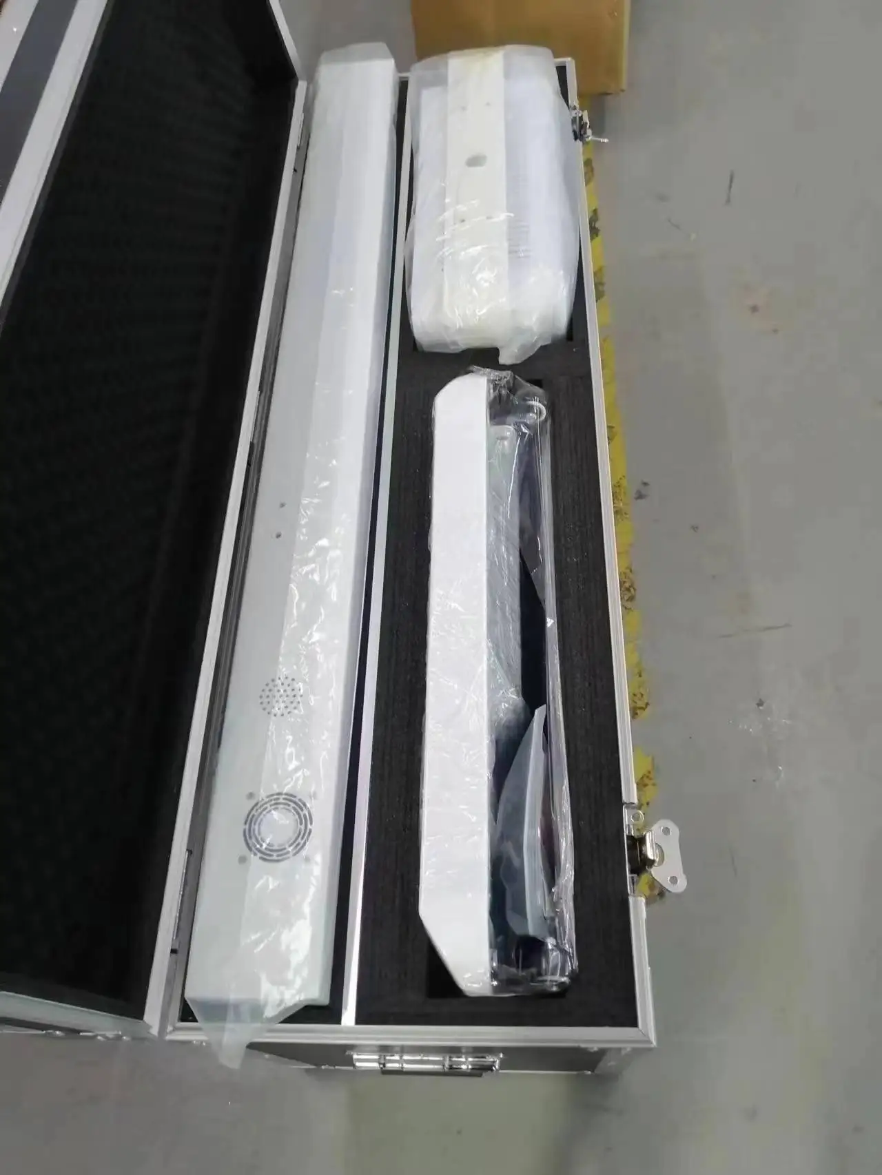 Hot Selling Dslr Photo Booth With High Resolution LCD Screen Display For High-End Events Include Easy Carry Hard Case