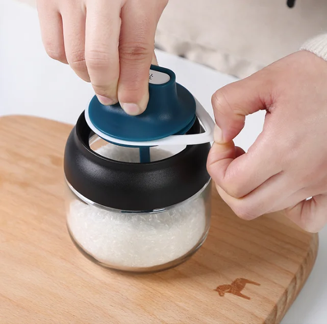 Round seasoning glass bottle with spoon kitchen sauce packing container