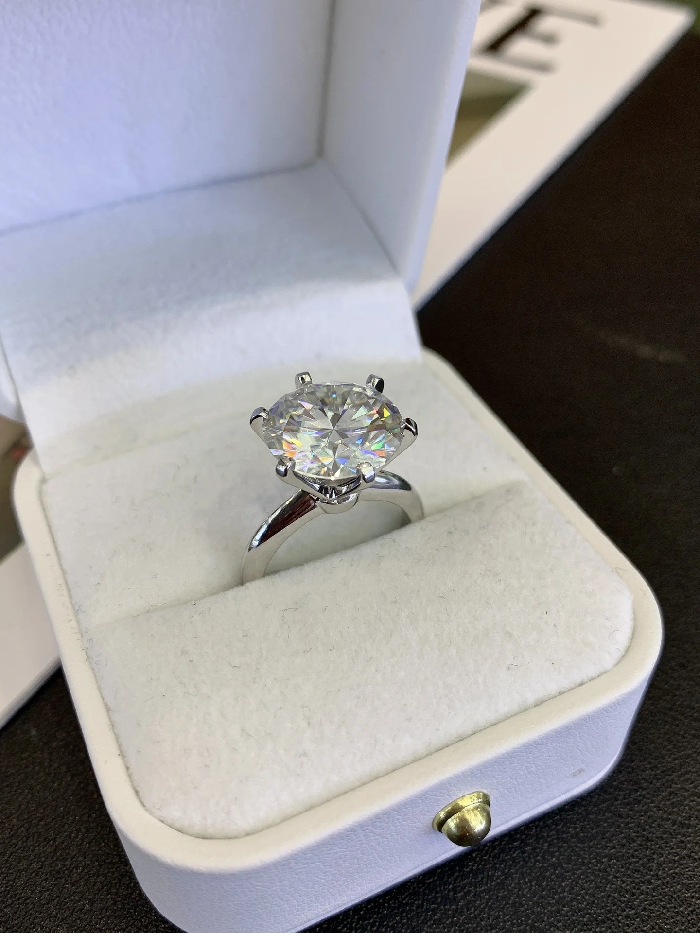 Custom 9K/14K/18K Fine Jewelry Moissanite Diamond Ring 18K White Round Brilliant Cut Solitaire Ring Six-Prong Engagement Ring