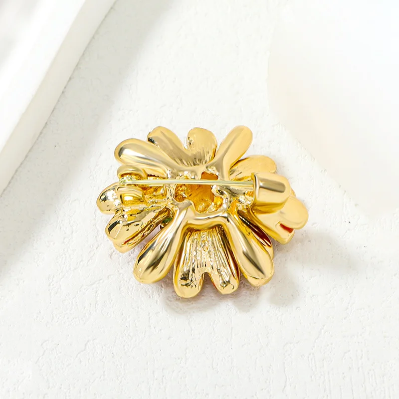 2024 New Boyi Delicate Lovely Rhinestone Daisy Brooch Enamel Flower Corsage Fashion Delicate Clothing Accessory Pin