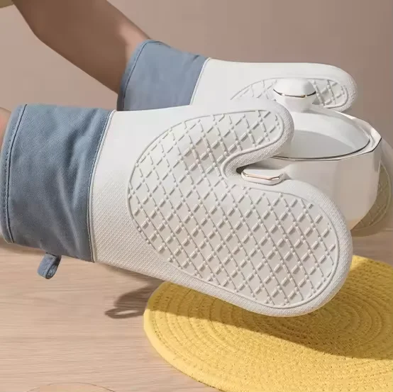 Low MOQ Printed Kitchen Cooking Mittens Rubber Silicone Heat Insulation Oven Mittens with Cotton Stylish Printed Design