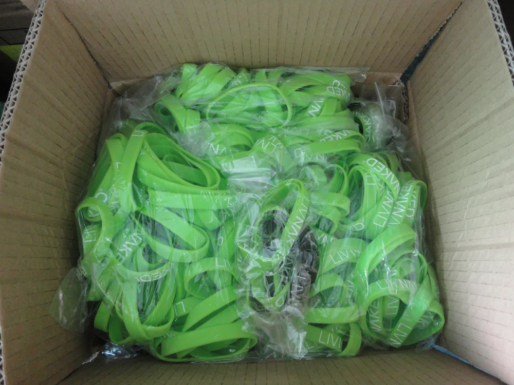 High quality Custom pantone  color  Rubber silicone WristBand bracelet emboss green deboss fill  logo customized