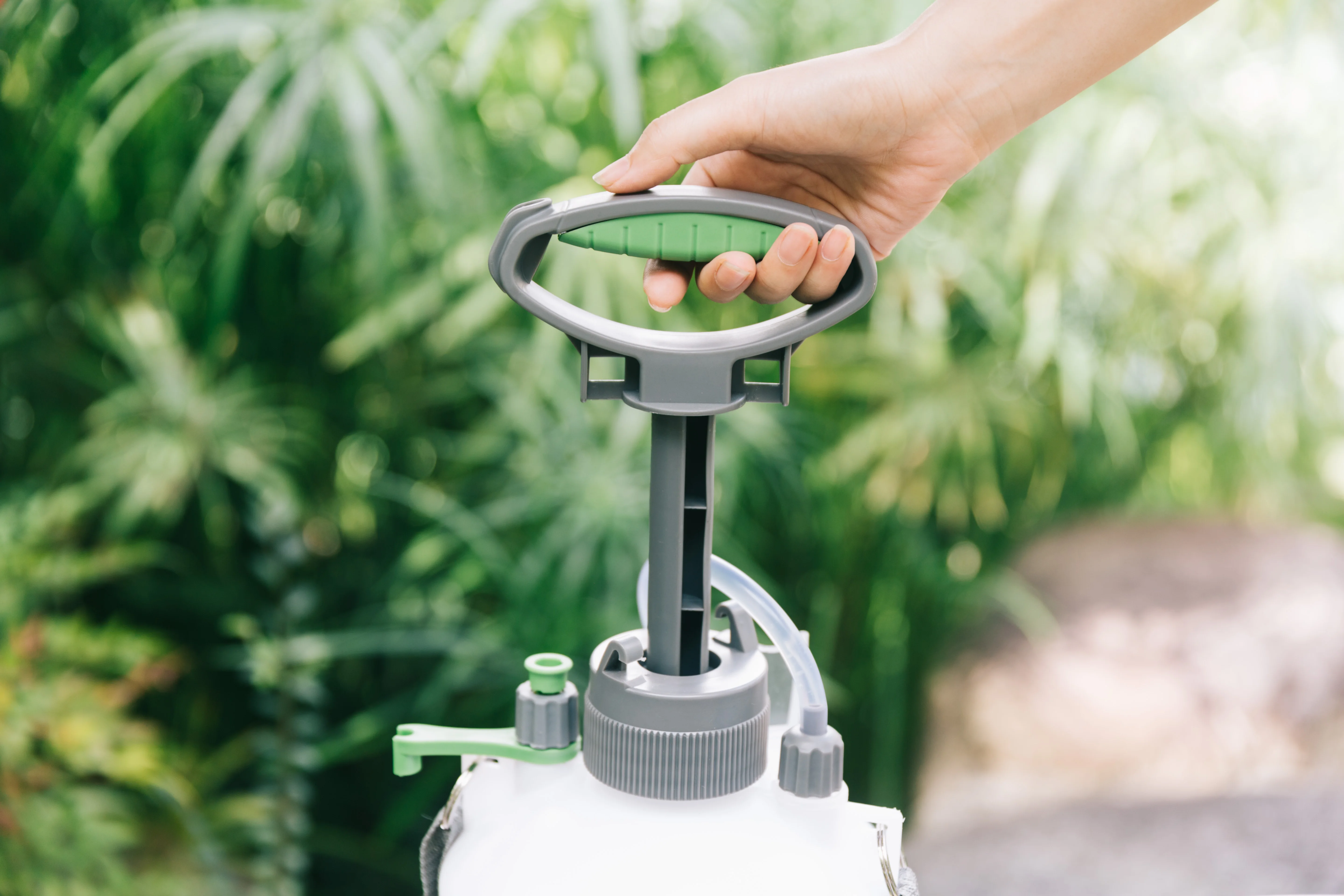 RUIPU 5L/8L Single Shoulder Safety Pressure Relief Plastic Spray Kettle for Agricultural and Garden Use