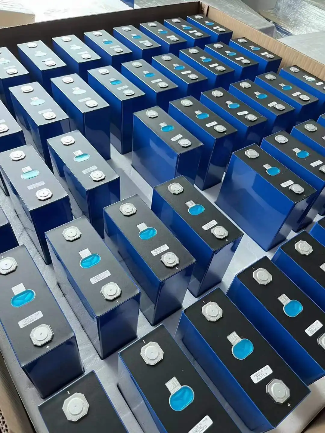 2023 New Product Prismatic Cell Energy Storage Battery 6000 Cycle 3.2v 280ah 300ah Lithium Ion Battery Lifepo4 Akku 24v 300ah