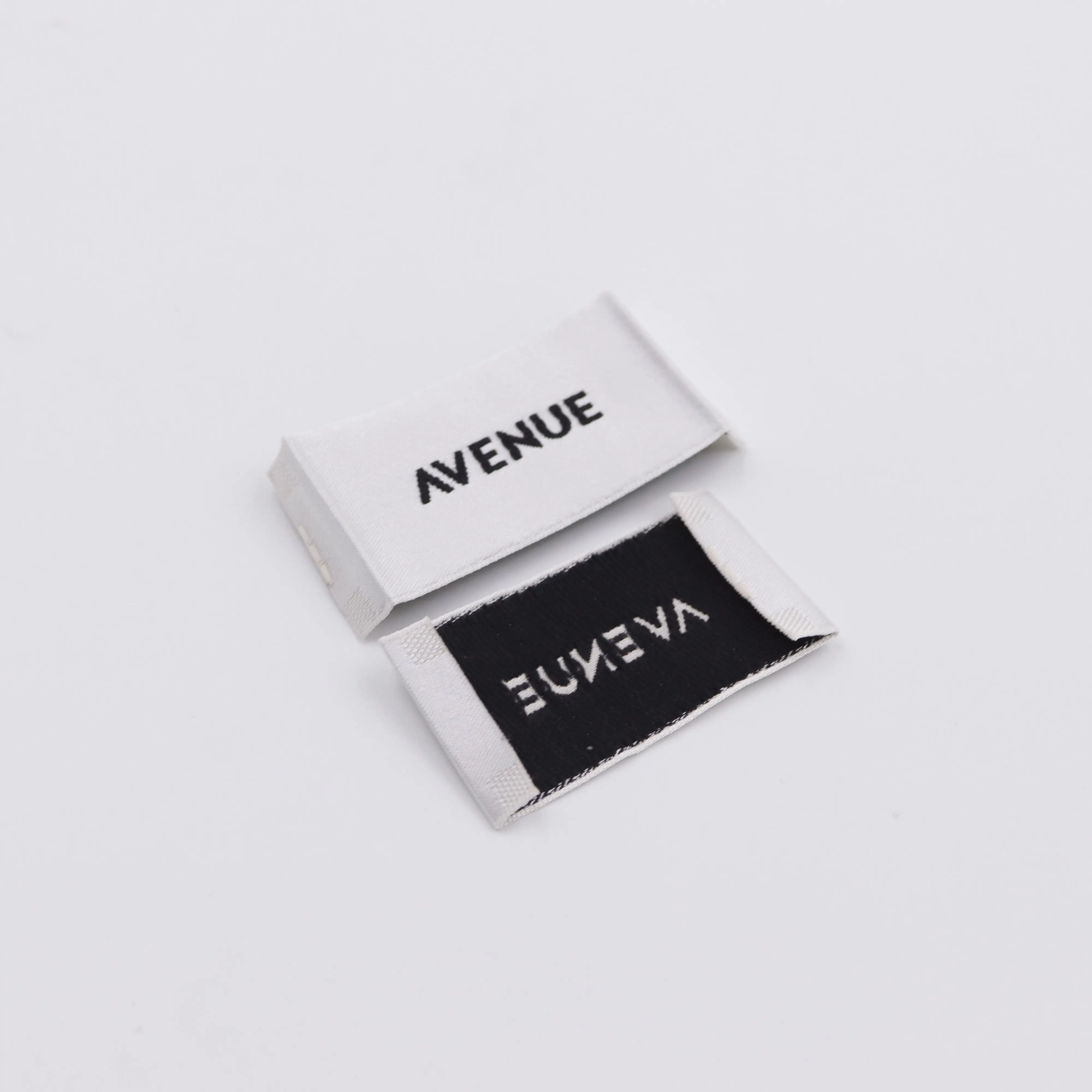 High Quality OEM LOGO White Satin Cotton Woven Label for Clothes/Coats/Hoodies/T-shirt/Sleepwear/Beanies Tag