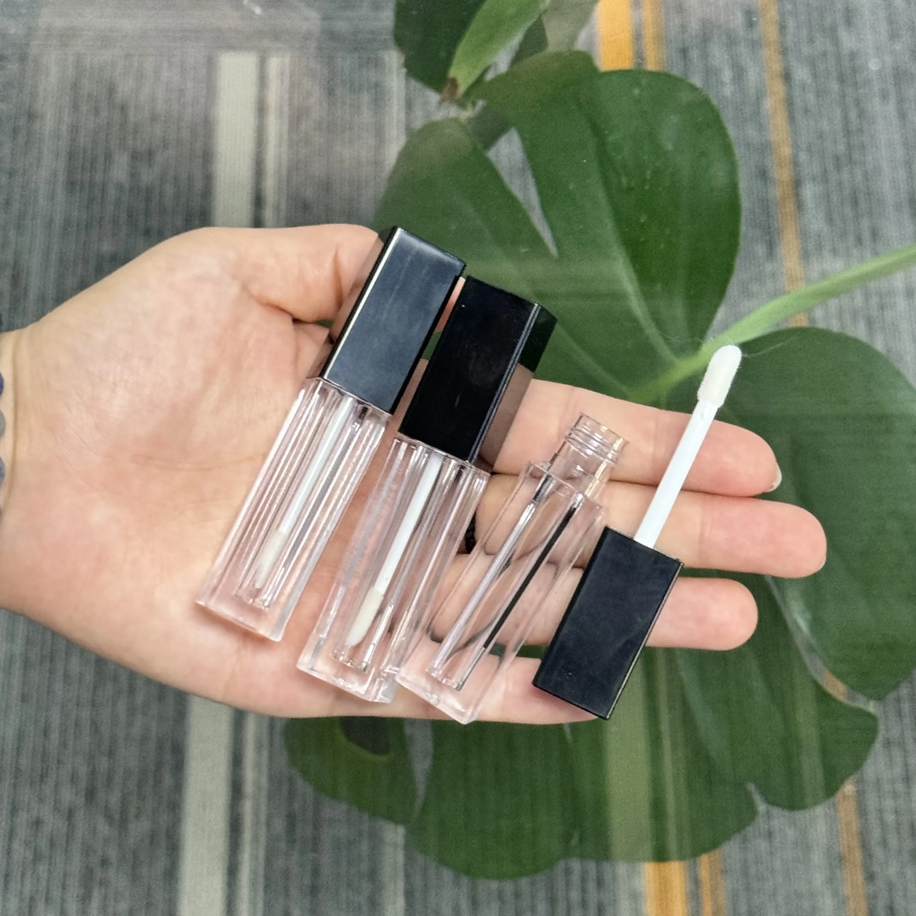 In Stock White Black Cosmetic Square PInk Luxury Custom Lipgloss Makeup Lip Gloss Tube Travel Lipgloss Tubes Lip Glaze Container