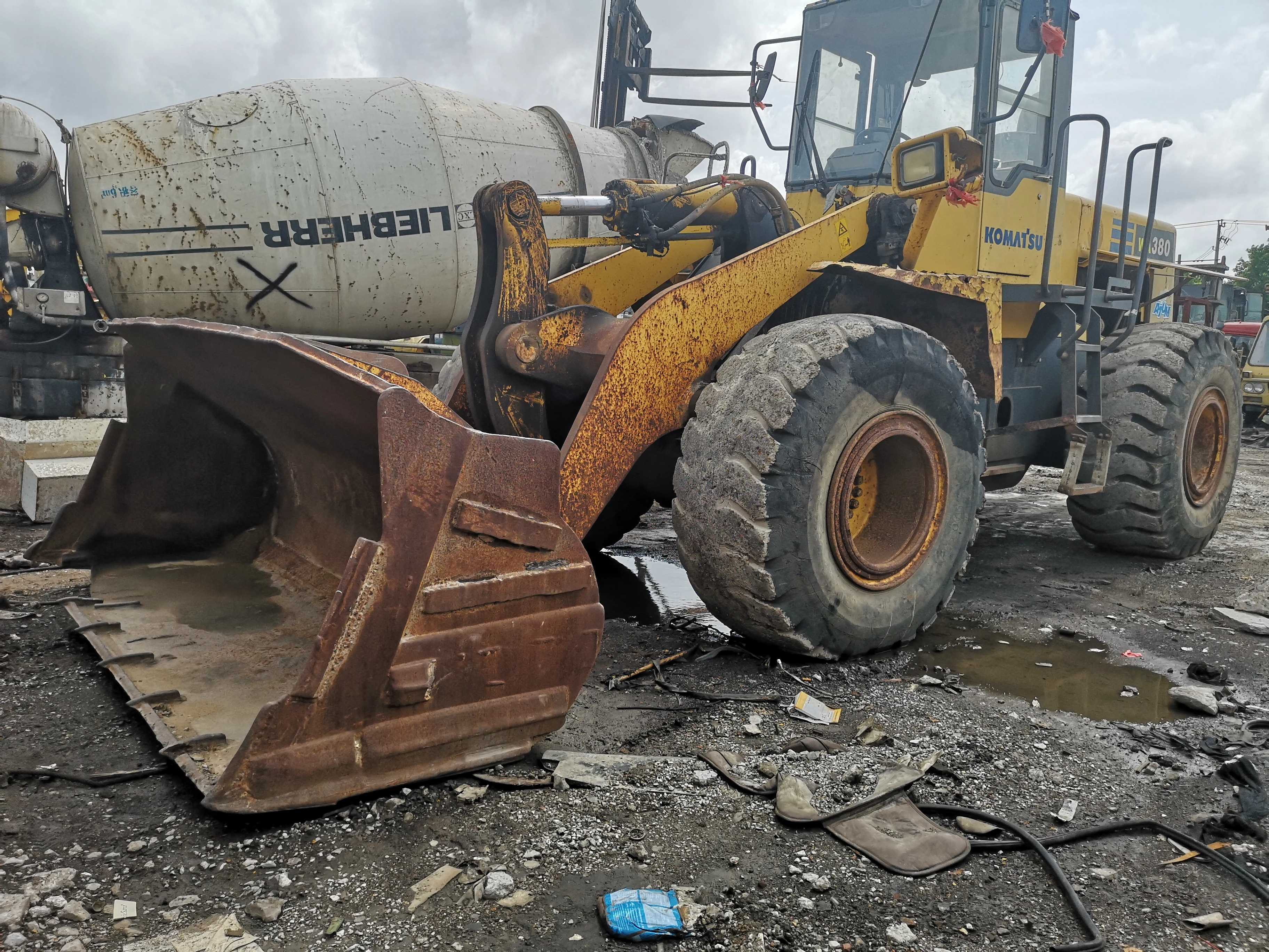 factory hot sale used komatsu wa380-3 front end wheel loader in shanghai yard