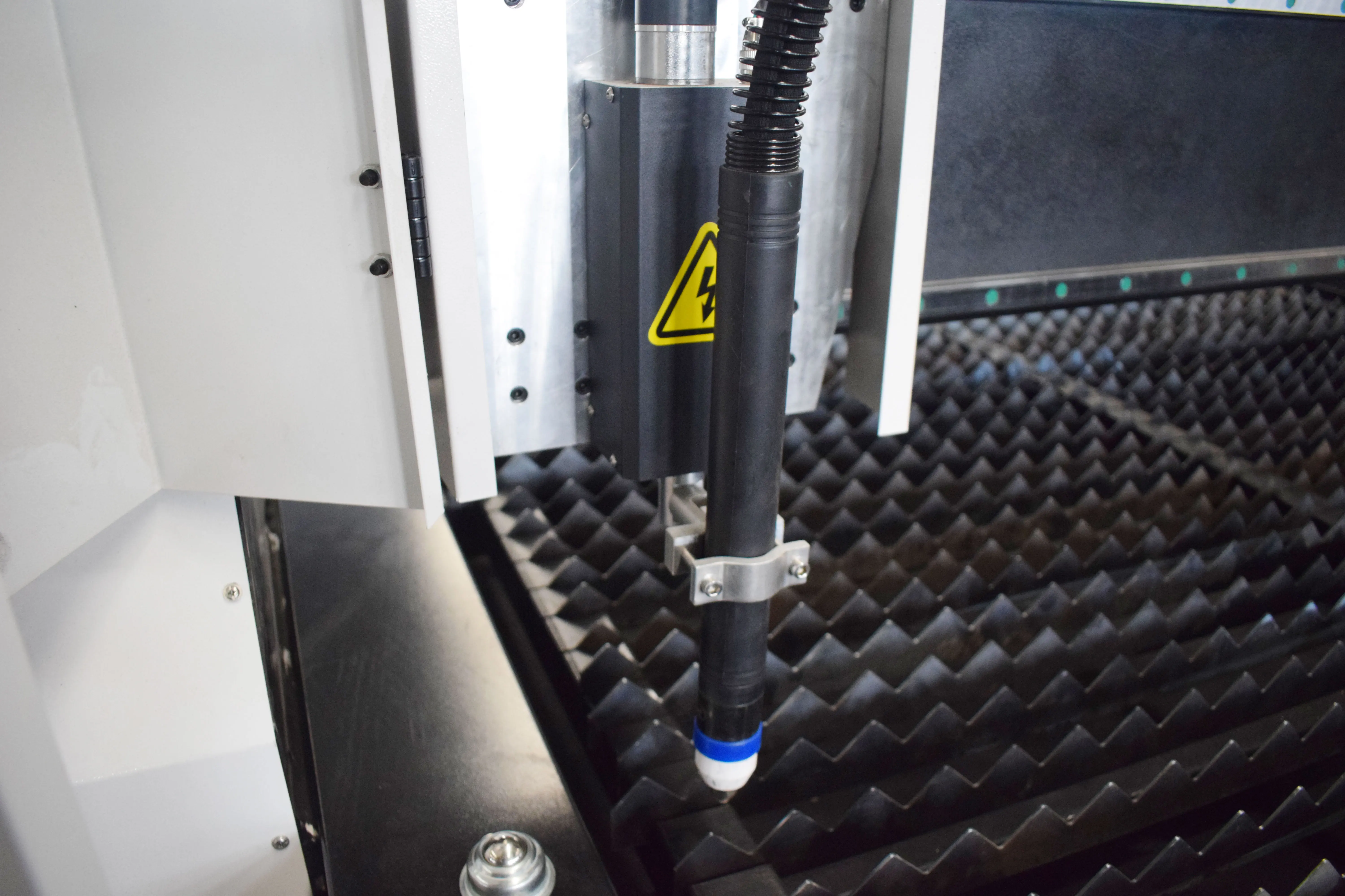 low price 1325 table type sheet metal cnc plasma cutter cutting machine with huayuan power supply