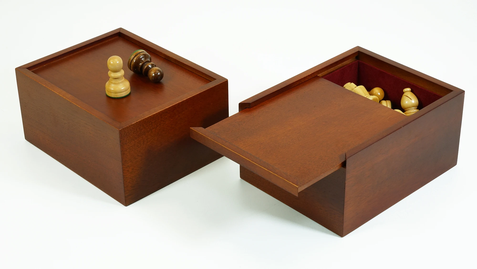 Деревянная шкатулка для шахматных фигур