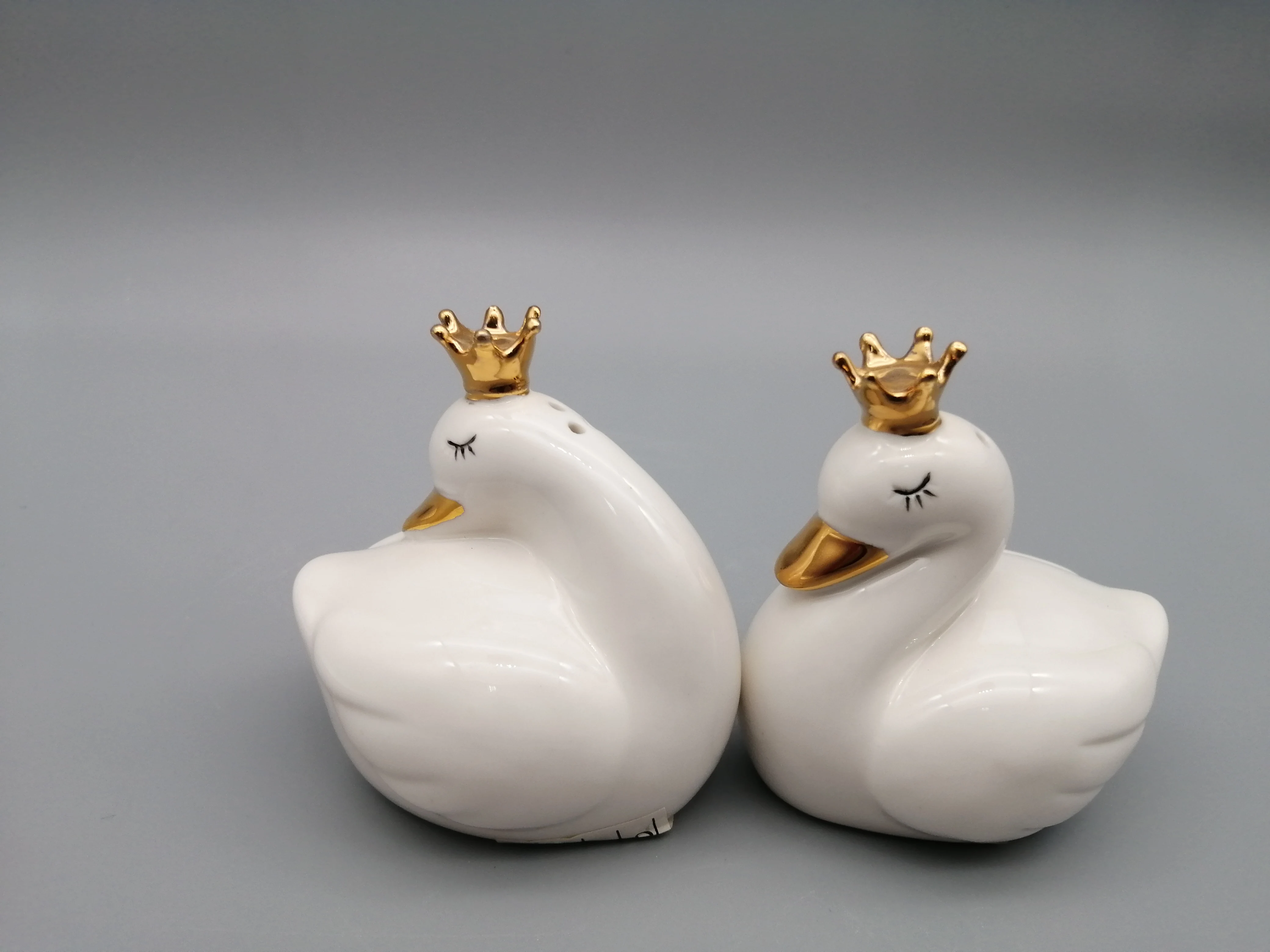 Wholesale price home decor white porcelain swan wih gold crown
