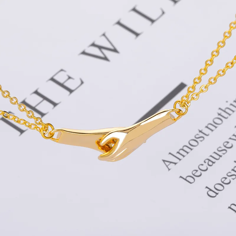 Magnet phase of necklace of lovers hand in hand attracts simple pendant of clavicle chain of a pair of men and women