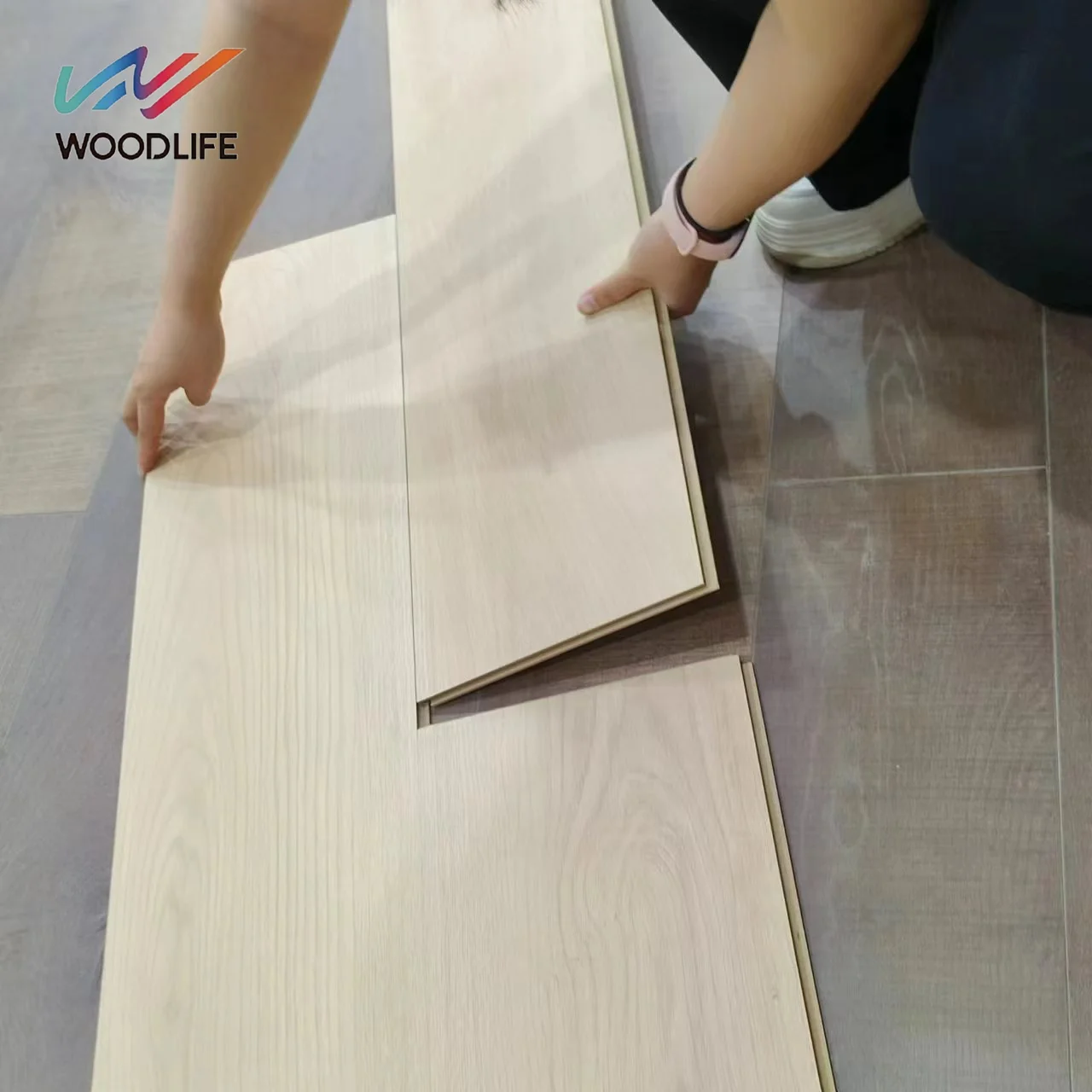 Modern 8mm Light Gray Waterproof Laminate Flooring Non-Slip Click Installation AC5 Wear Resistant Laminate Flooring