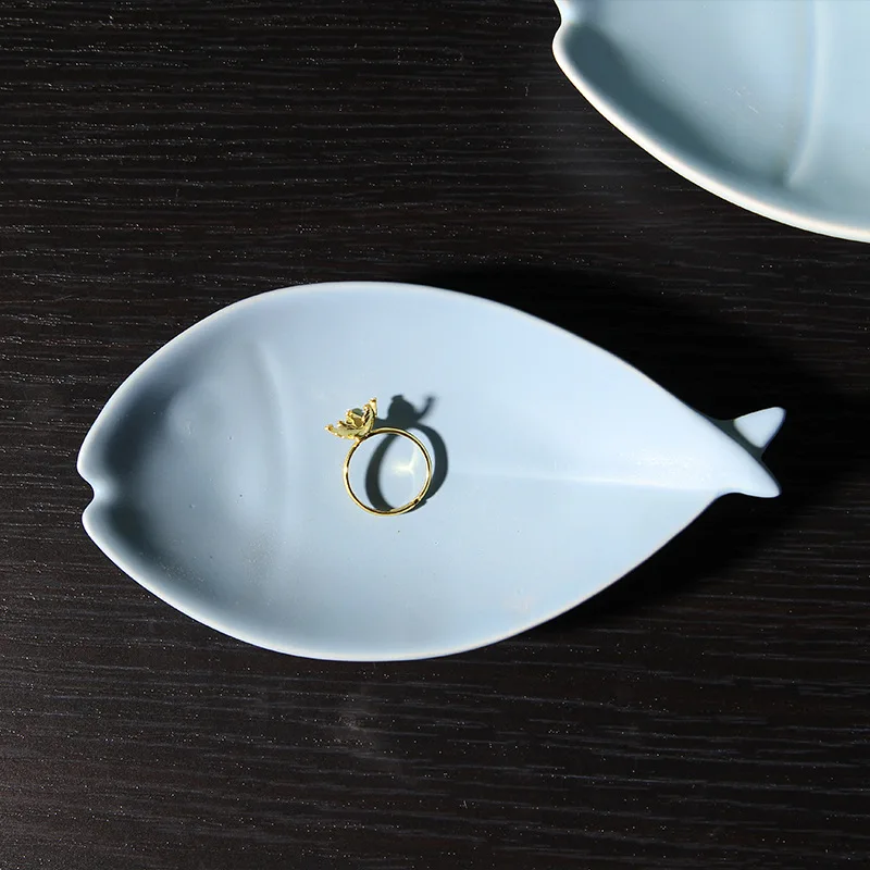 2022 Trending Nordic Modern Fashion Porcelain Abstract Fish Shape Designed Ceramic Decorative Floral Vase For Home Decor