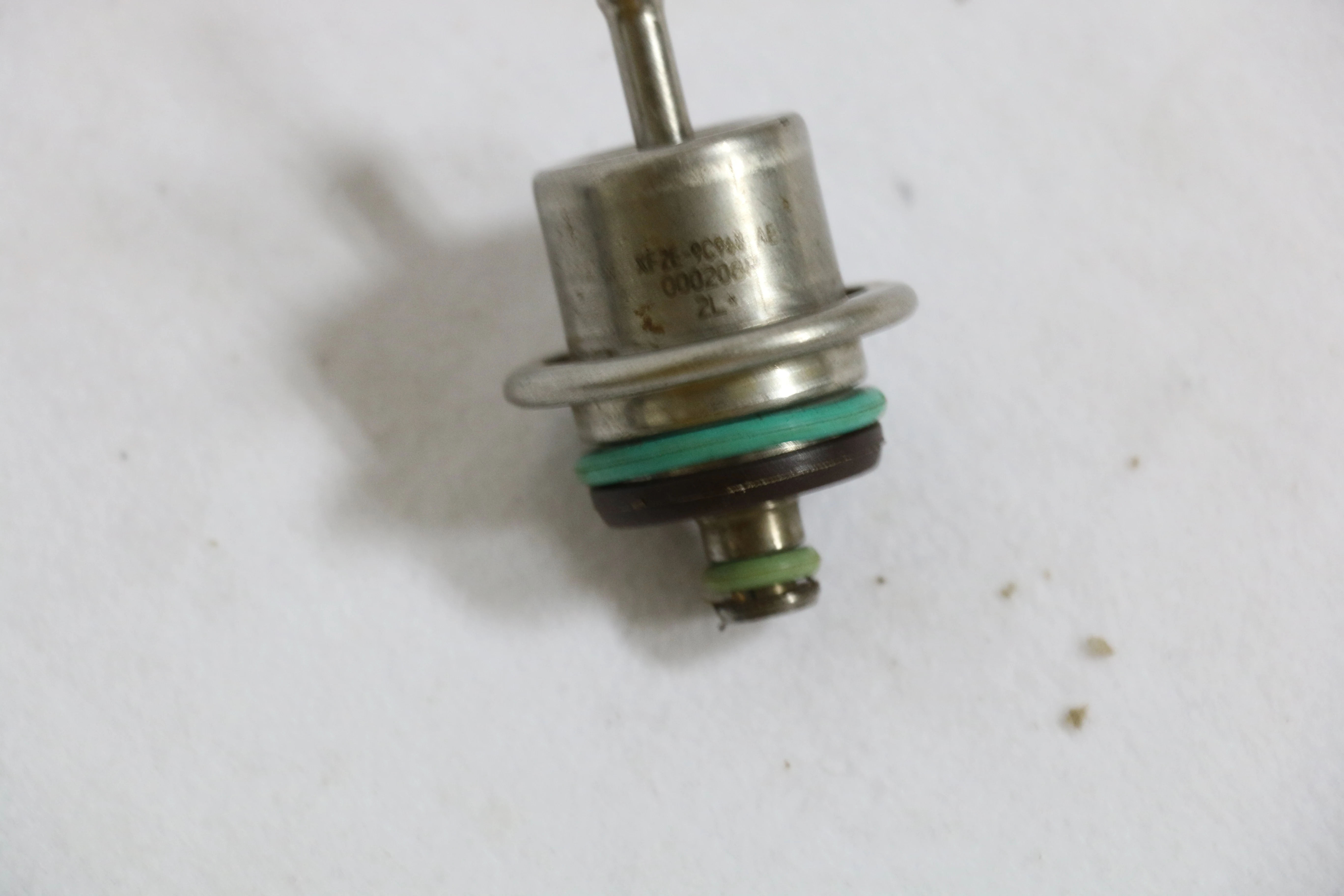 Fuel Pressure Regulator 0280160630 For Buick Cadillac Chevrolet 17122283 88890520 SF2E-9C968-AE