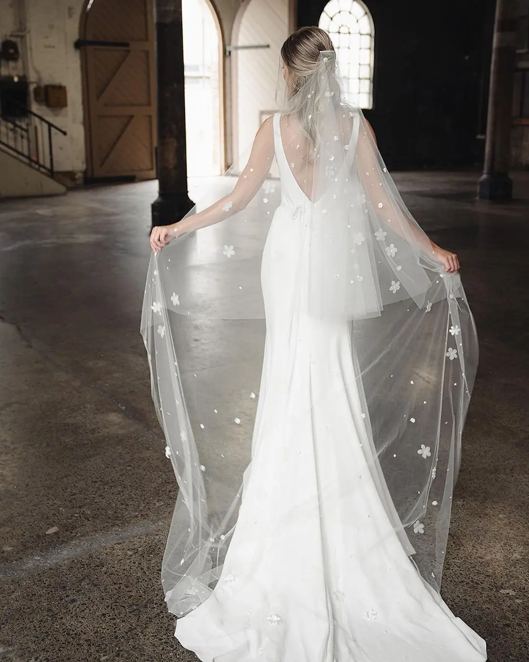 A floral veiled wedding 3d flowers pearls beaded  trimmings one layer bridal veil with comb