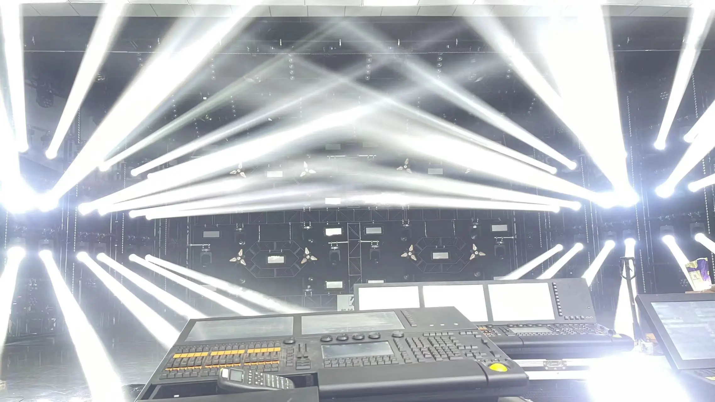 Mingkai Light Weight Mini Stage Light 230W Bulb Heat Resistant Moving Head Beam Light for KTV DJ Club Party Event