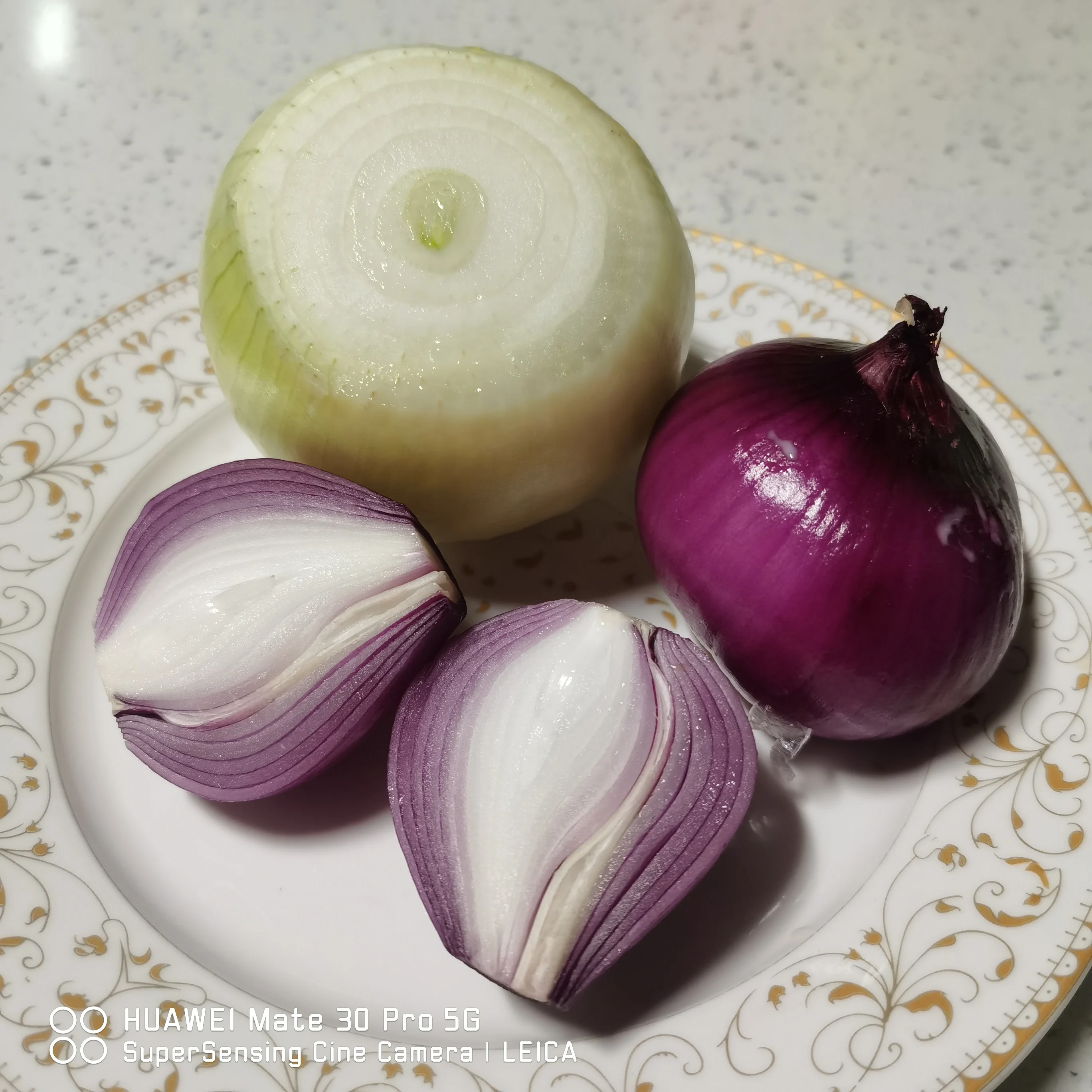 
Fresh Onions are red and yellow and cheap 