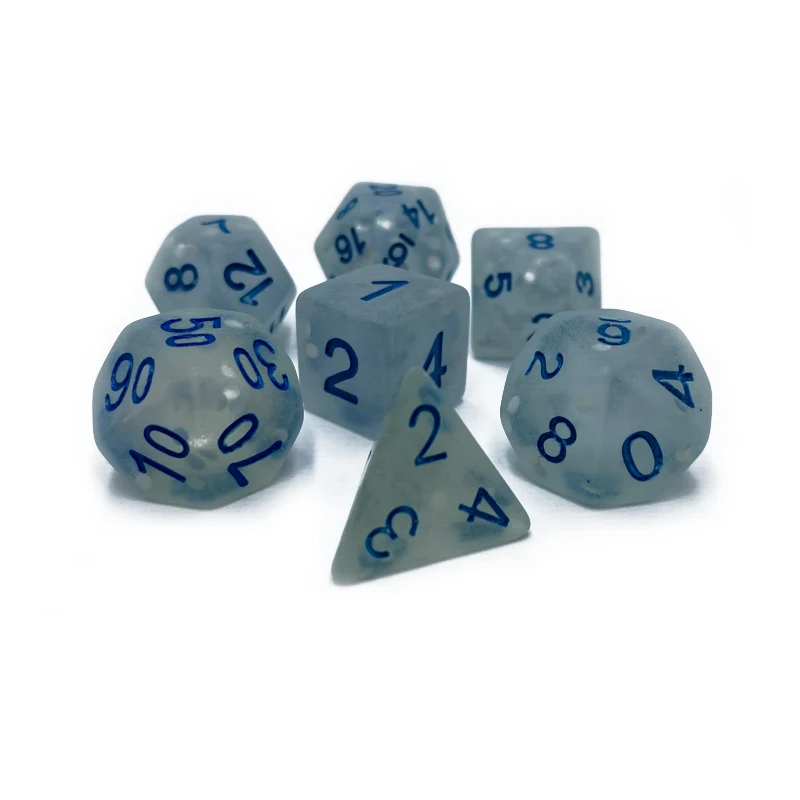 Набор матовых кубиков из прозрачной синей смолы для настольных игр dnd rpg