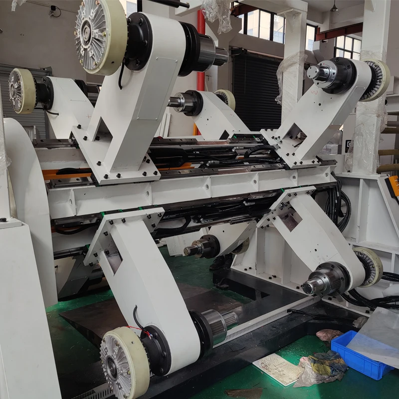 Автоматическая машина для обрезки бумаги в рулонах с вращающейся подставкой