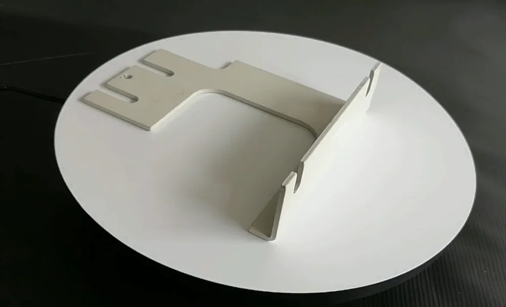 Horizontal apron bracket fridge stand