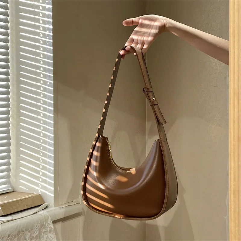 Solid color retro style saddle PU bag ladies winter large capacity cross body shoulder bag cheap senior ladies messenger bag