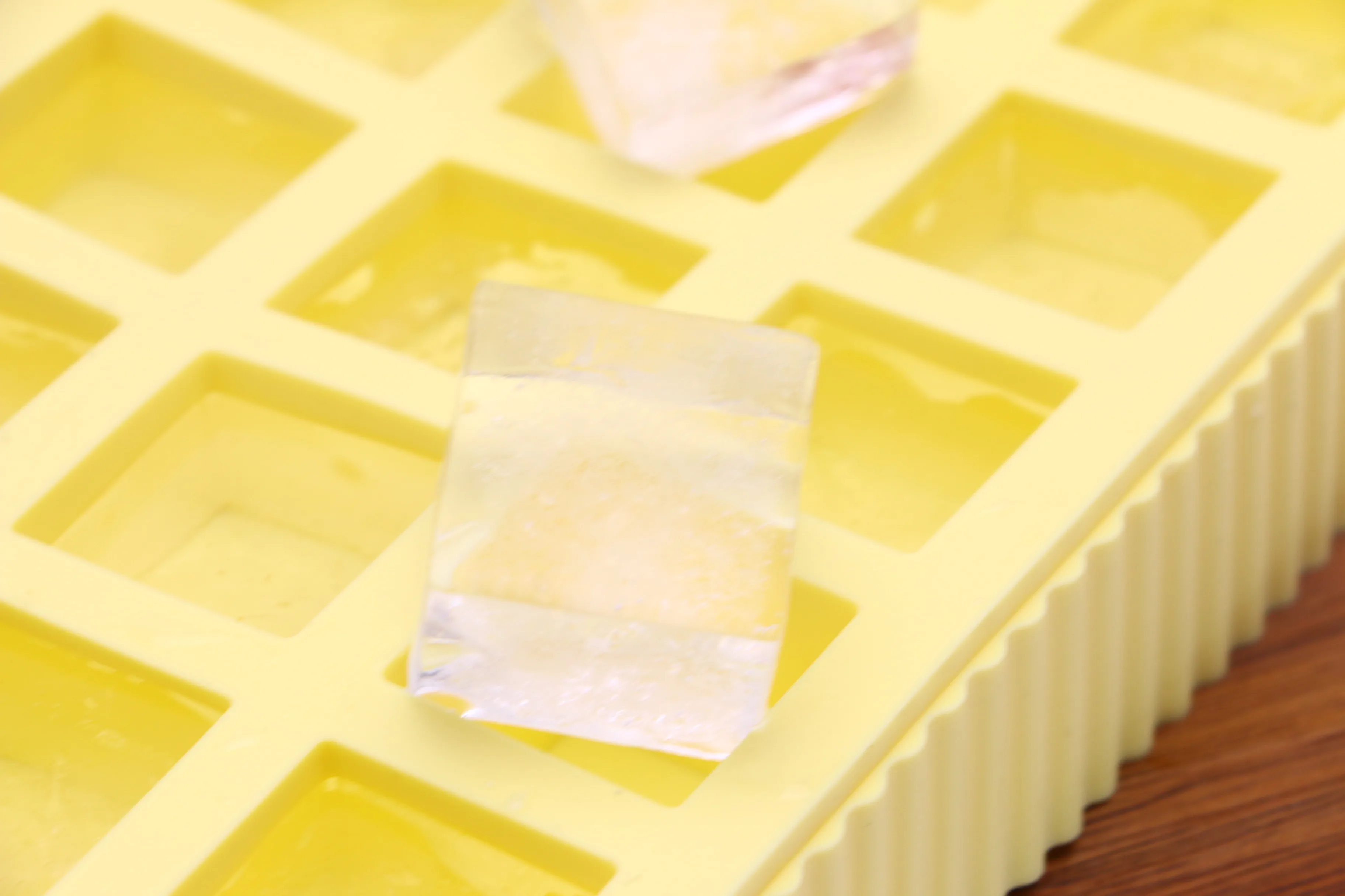 2024 new silicone food container For Freezer ice mold with plastic container Square Ice Cubes tray Molds With Storage Box