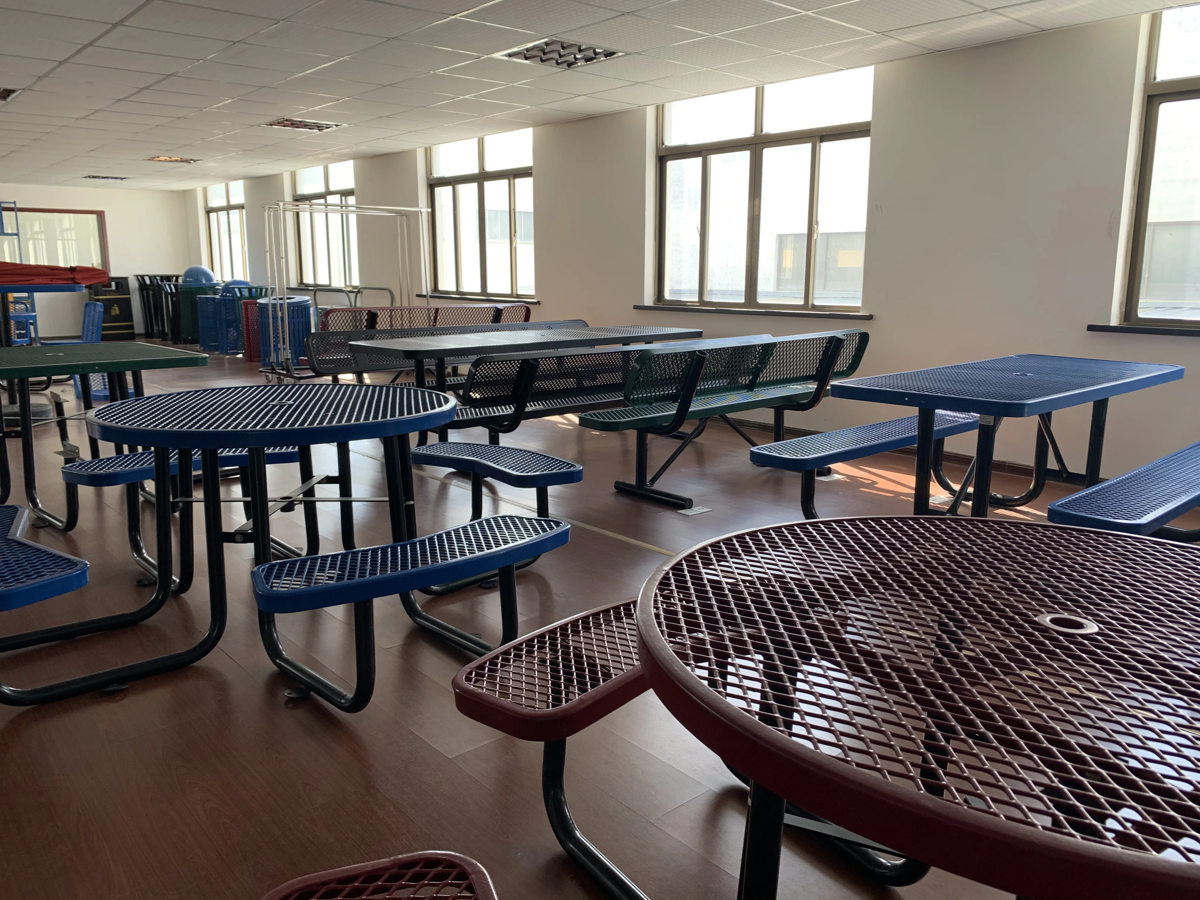 Outdoor Furniture Portable Expanded Metal Round Picnic Tables for Garden