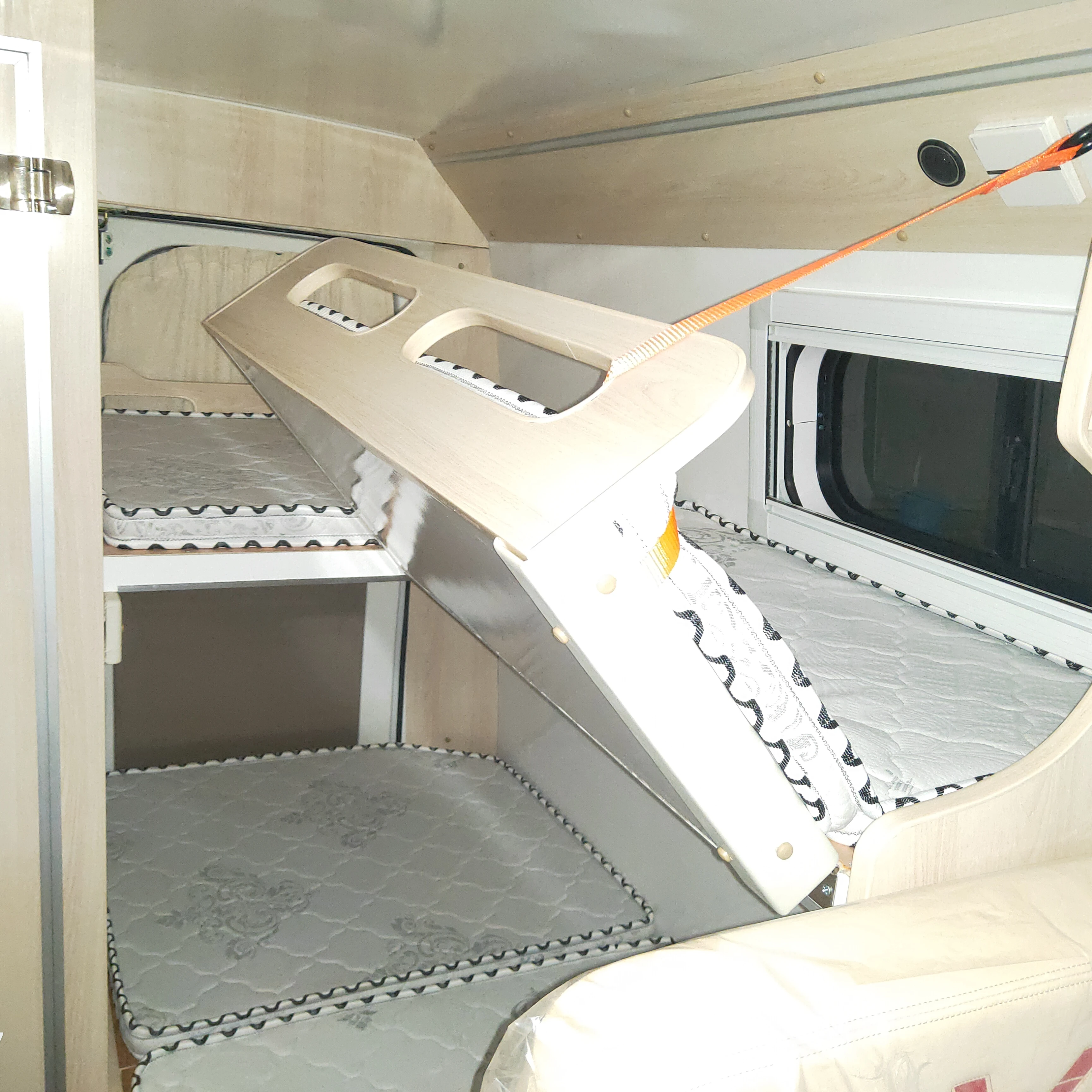 WULING Camper Home Motorhome RV Caravan Travel Trailer with Washroom Beds Sofas Table Air Container Refrigerator Cooking Kit