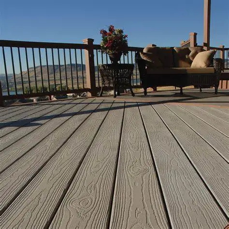 Светлый деревянный пластиковый композит используемый вокруг бассейна