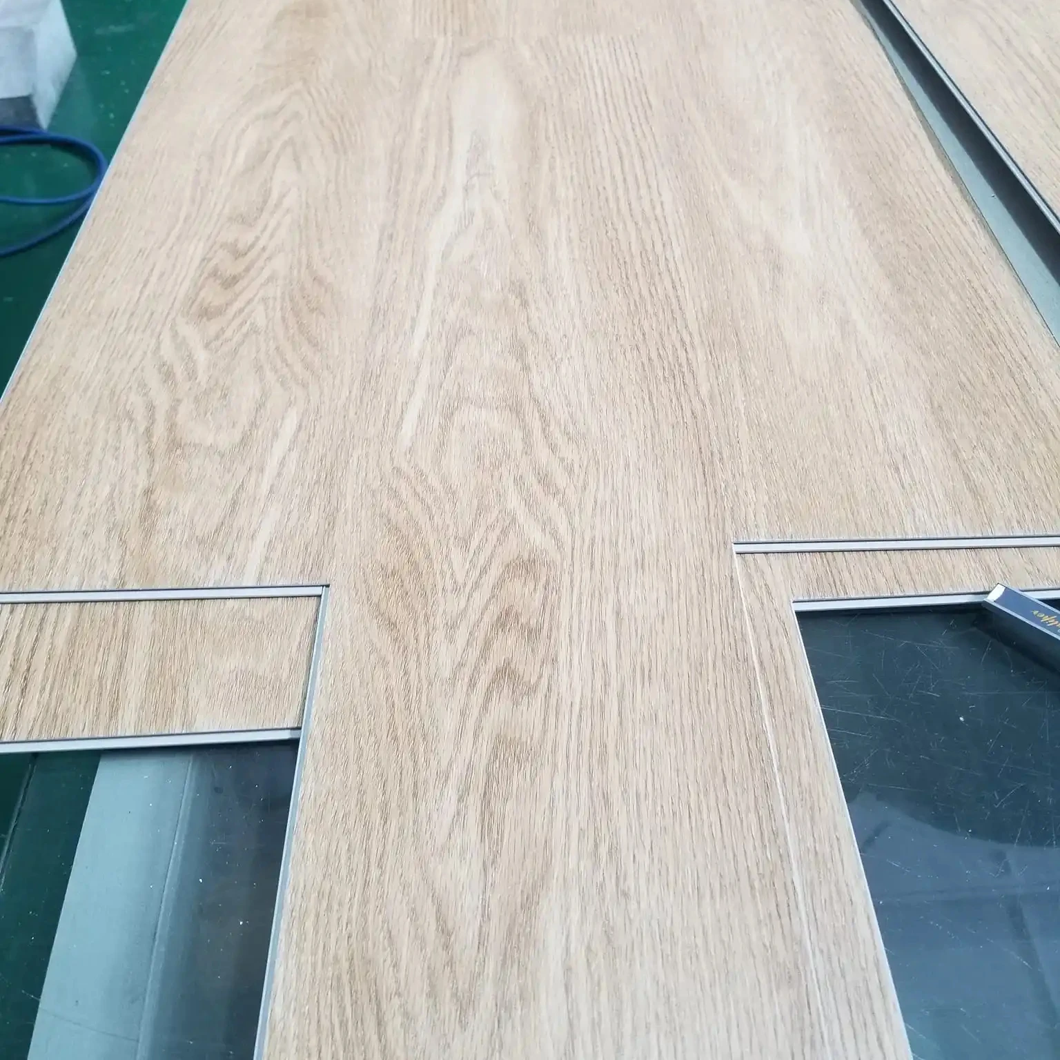 manufacturers and suppliers of laminate flooring from Russia for our business in Azerbaijan.